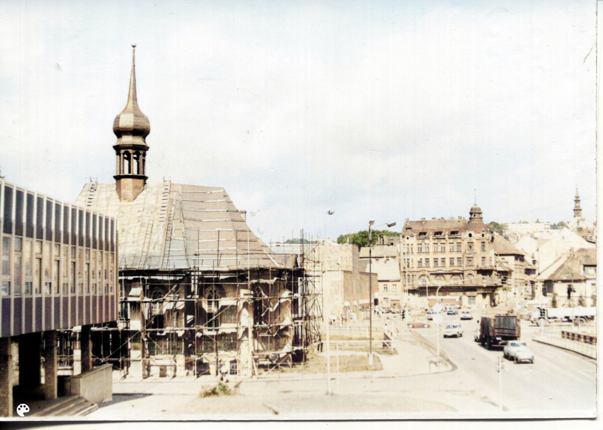 3. část - Srpen v Lípě 1985 Někdo si tu přál vidět opravovaný kostel sv. Magdaleny v tom roce. Přání plníme, vlevo je i původní stavba Lipky, než byla předělaná do dnešní podoby.  (zdroj: Českolipské obrázky)