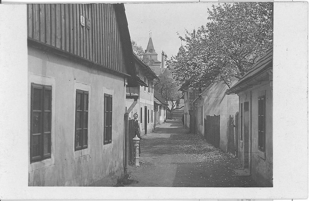 Období před rokem 1945, známá rybářská ulička, která je dnes už bohužel minulostí.... (archiv Enjoy Frýdlant) Václav Skála Moje matka tam před válkou nějaký čas žila- ulička existovala aż do nesmyslného bombardování r.1945. ..
