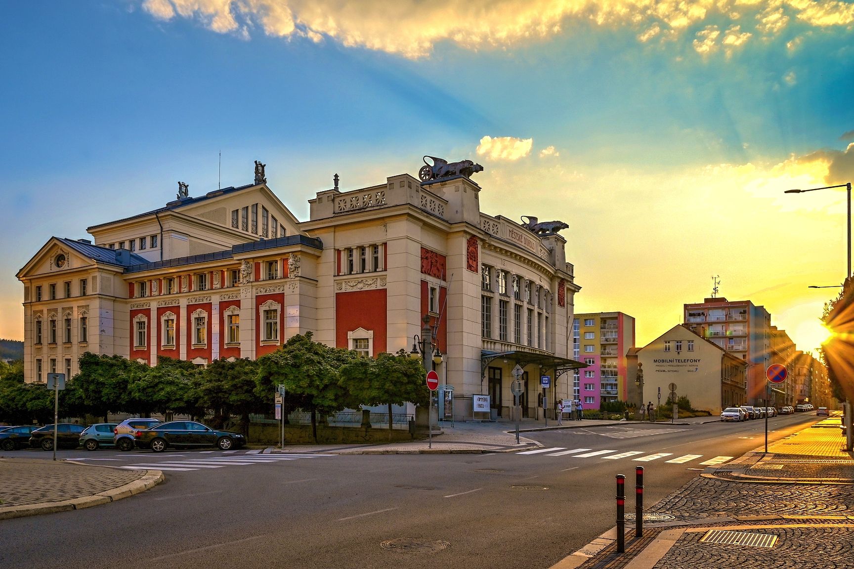 západ slunce vytvořil v jabloneckých ulicích skvělou atmosféru nejen pro focení. Naše divadlo je krásnou kulisou pro takové fotografie 📷☀️ Přímo vedle divadla najdete také stylovou nejen kavárnu Caffé Defilé ☕️ (foto Pepino Hurta)