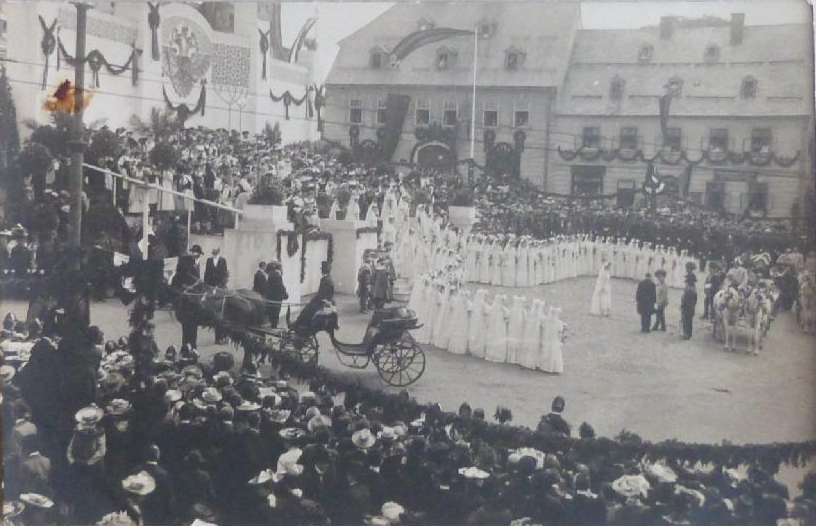 Mírové náměstí, horní část, návštěva císaře v Jablonci v roce 1906, dnes tam stojí radnice (archiv Ola Kyselá)