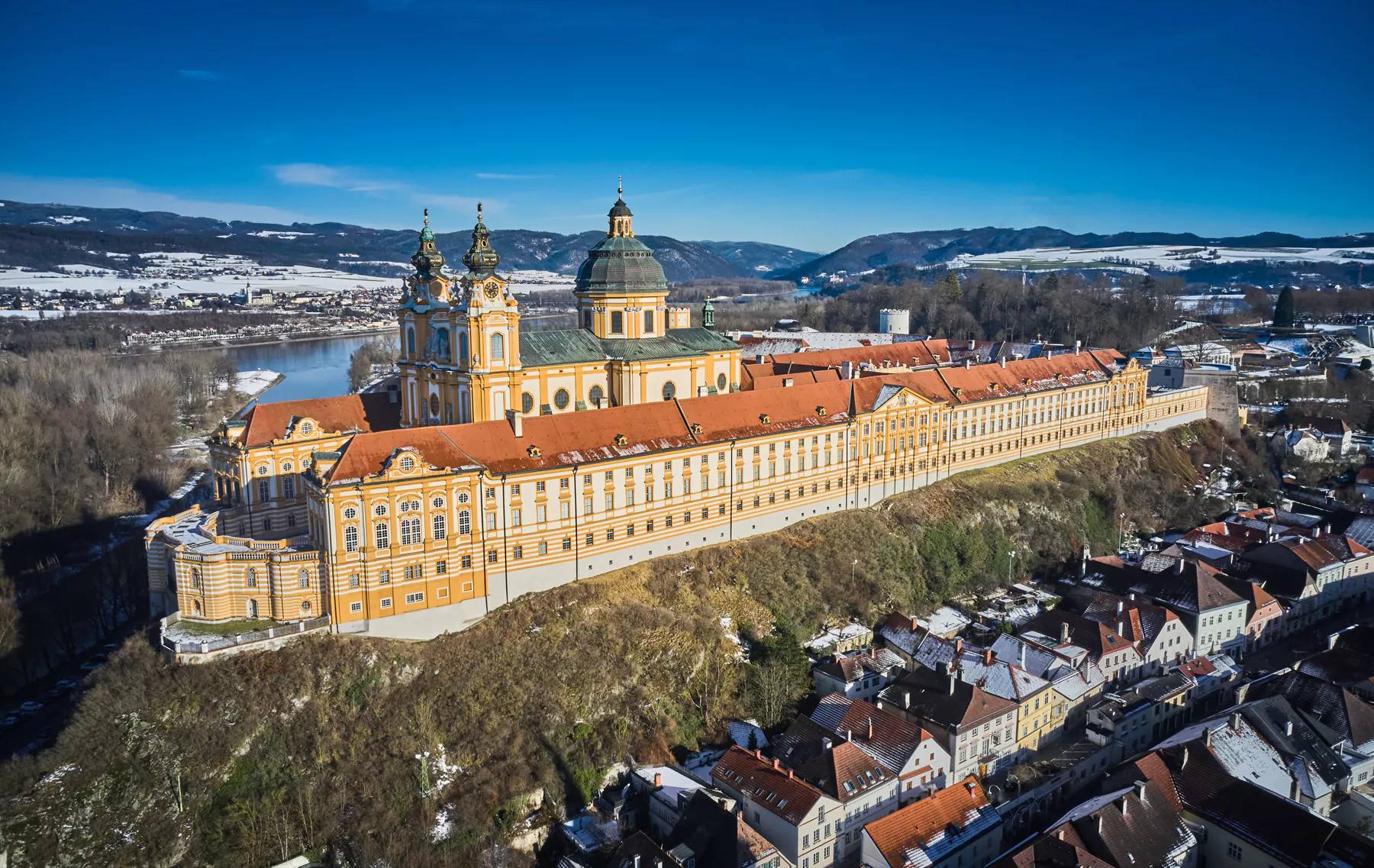 Pohled na největší klášter na světě, který se pyšní pěti sty mistnostmi...