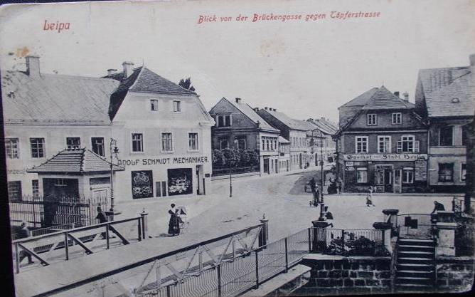 Jediný dům, co zůstal v levo od mostu, Lípa byla krásná za starých časů. Prodávali tam oděvy a boty i lahůdky. (archiv Zdeněk Kresáč)