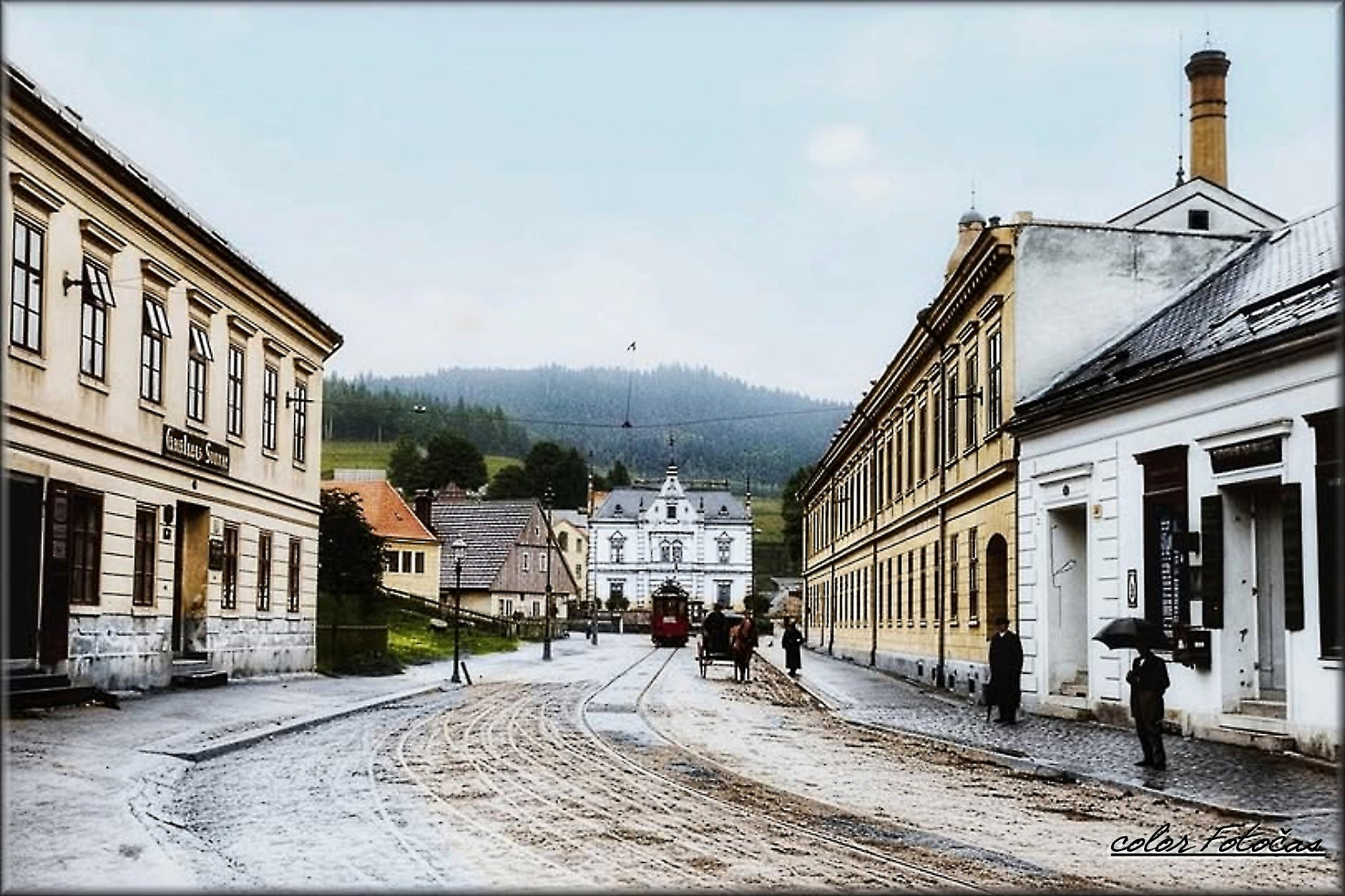 Rozblácená Gebirgstrasse/Podhorská/ ve 20-tých letech minulého století, ještě i s Faixovým mlýnem ... color Fotočas