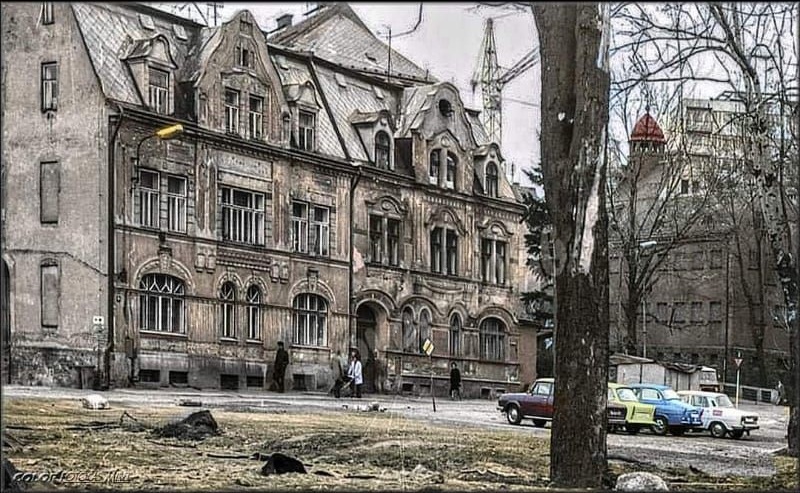 Zuzana Strnadová Je to tento dům, první v ulici od parku, bydleli tu mí prarodiče do roku 1982, tehdy byl zbouraný. 