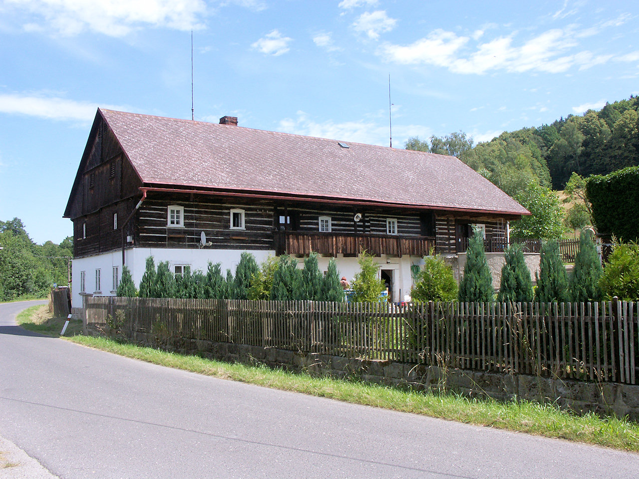 Velenice Památkově chráněný dům č.p.74 s roubeným patrem a pavlačí. Foto: Jiří Kühn.