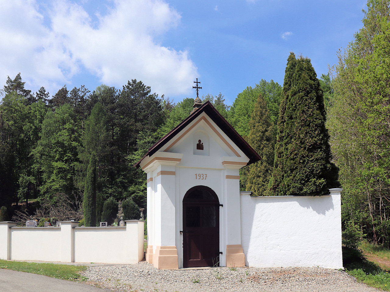 Velenice Kaplička na nároží hřbitova. Foto: Jiří Kühn.