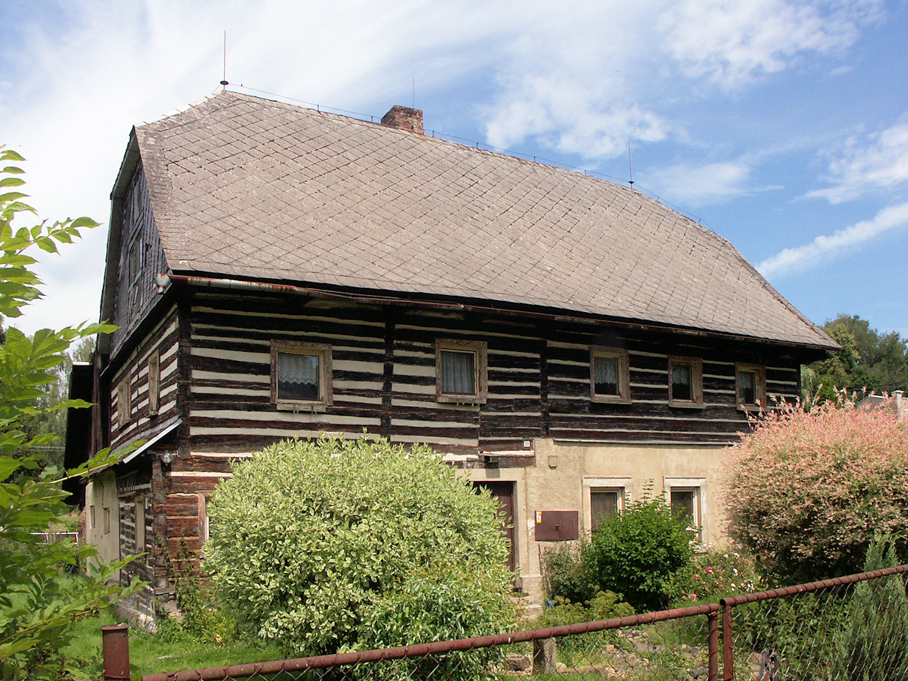 Velenice Stará škola vedle kostela. Foto: Jiří Kühn.