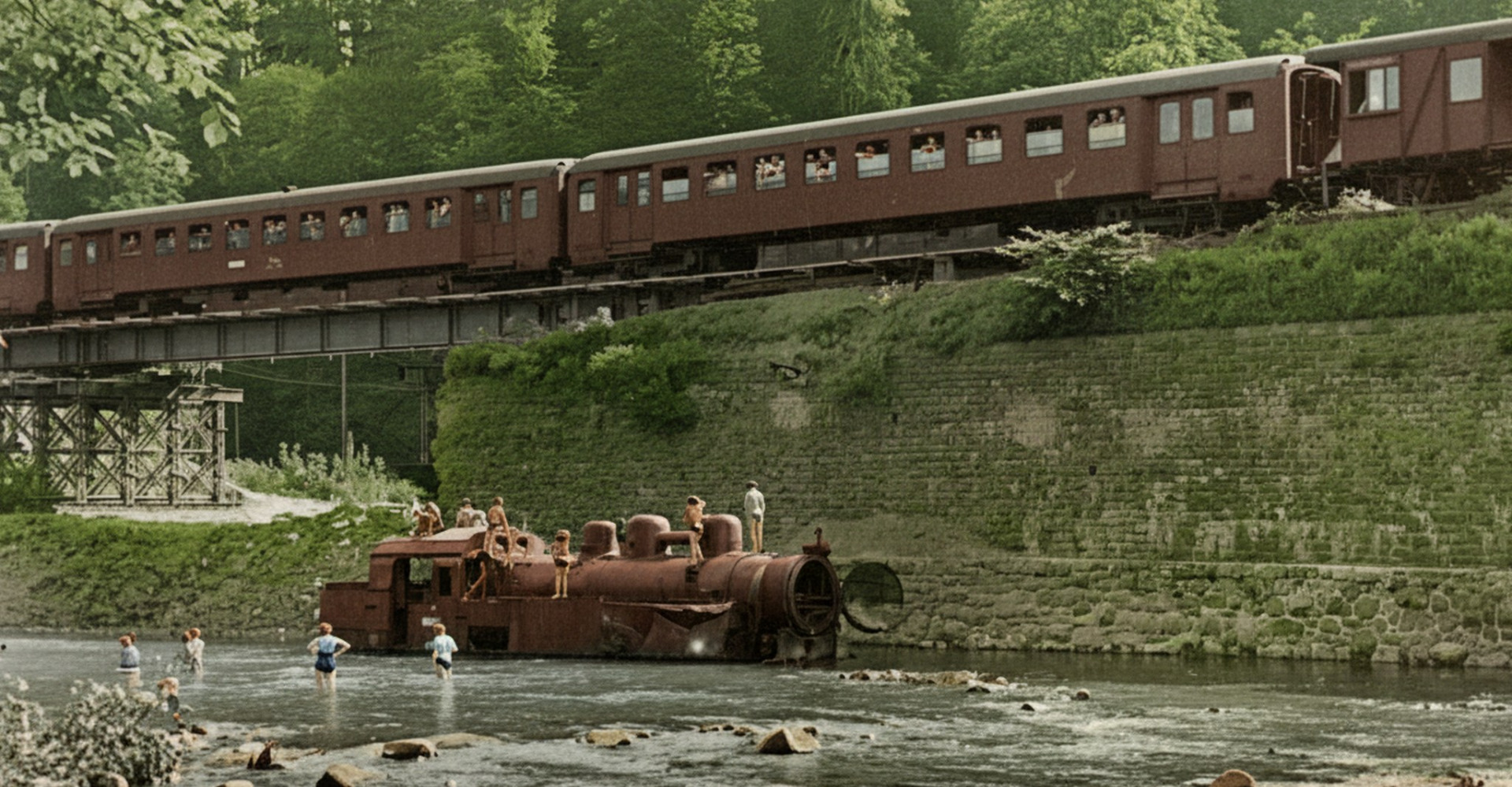 Trať již opravena, všudybylka ještě čeká na vyproštění z koryta řeky. (1958) - koloroval Frýdlantsko