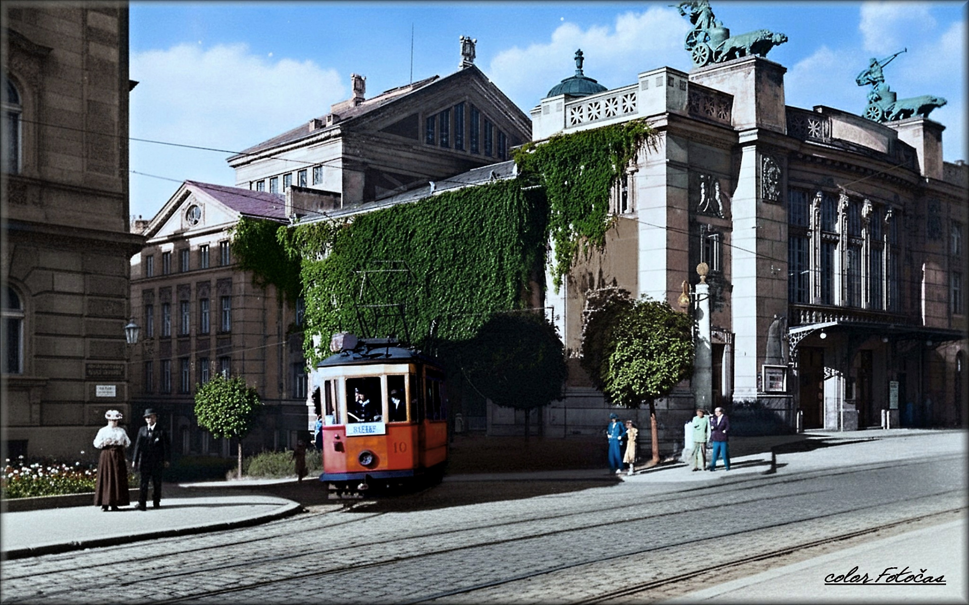 Krásný exteriér kolem ještě nového jabloneckého divadla ve dvacátých letech dvacátého století. 🧐👍  úprava fotky z originálu Fotočas Mirek spodní díl fotografie dopočítán AI.