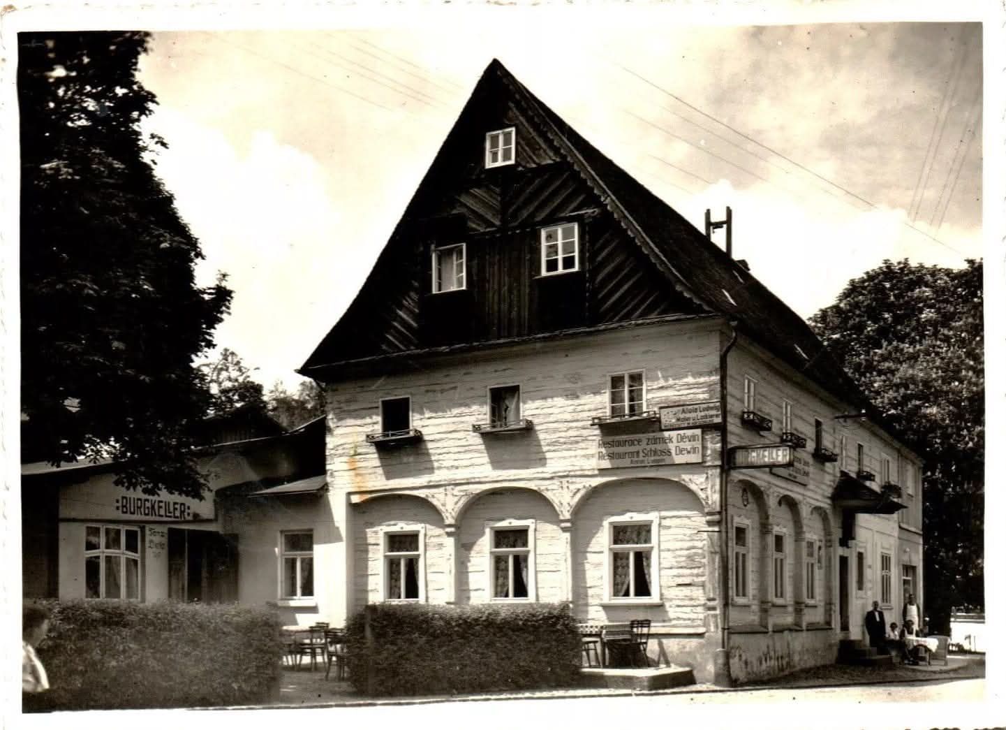 V místech hotelu Uran stál tento dům (archiv Zdeněk Kresáč)