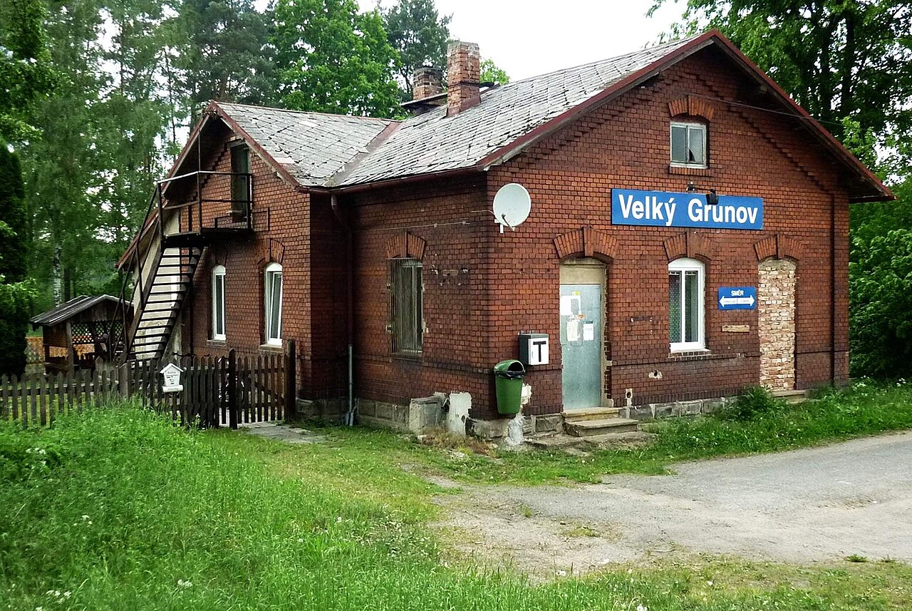 Téměř nepoužívaná železniční zastávka Velký Grunov