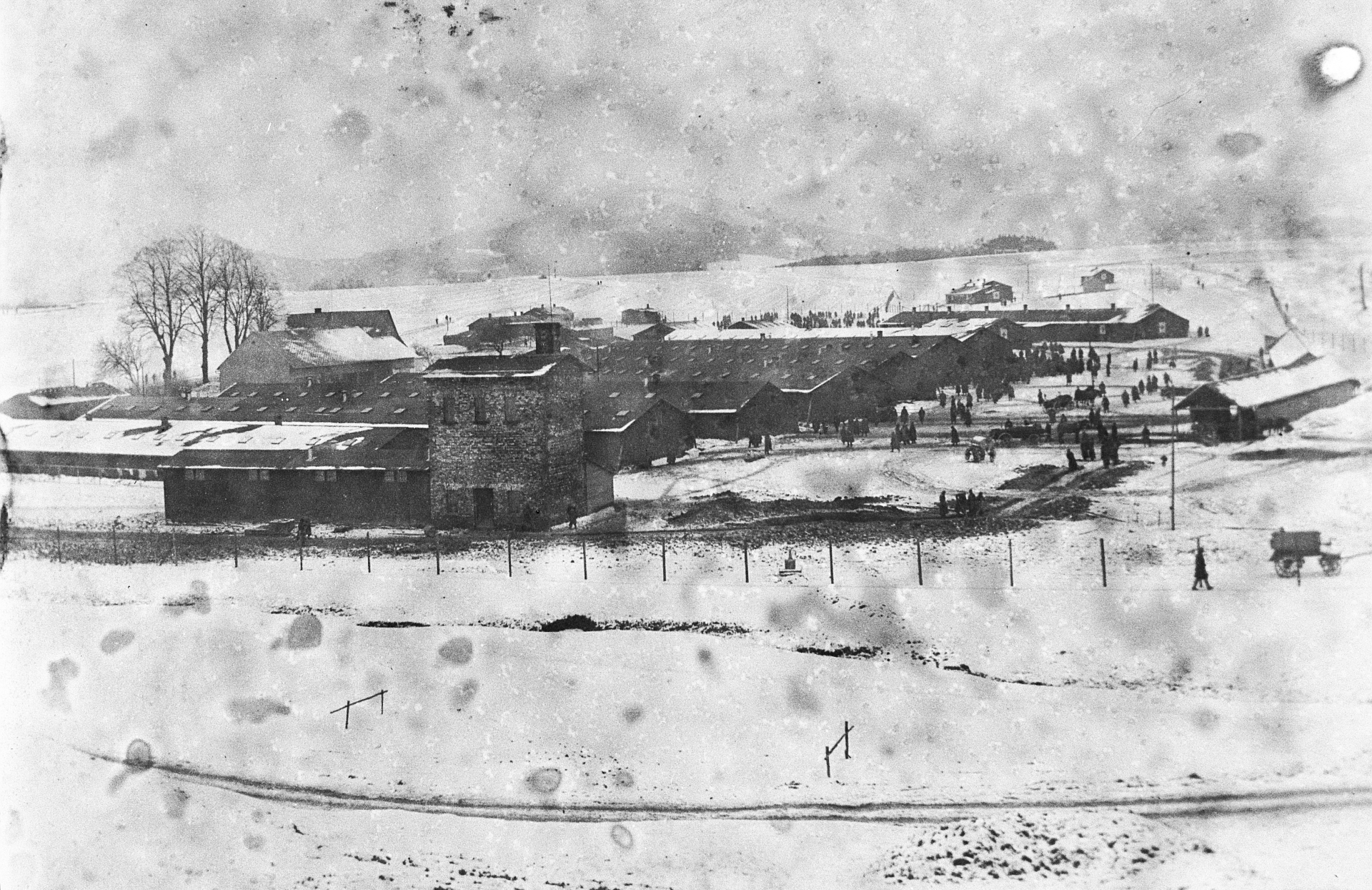 Zajatecký tábor někdy 1915-1920. (archiv Pavel Štekl)