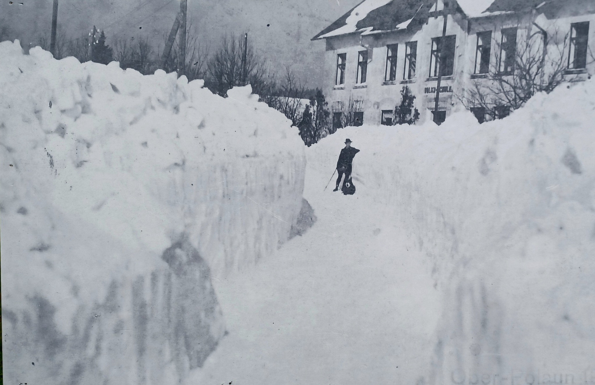 Škola v Polubném. Sníh se uklízel ručně lopatou. Kolem roku 1920. (archiv Iveta Mowaldová)
