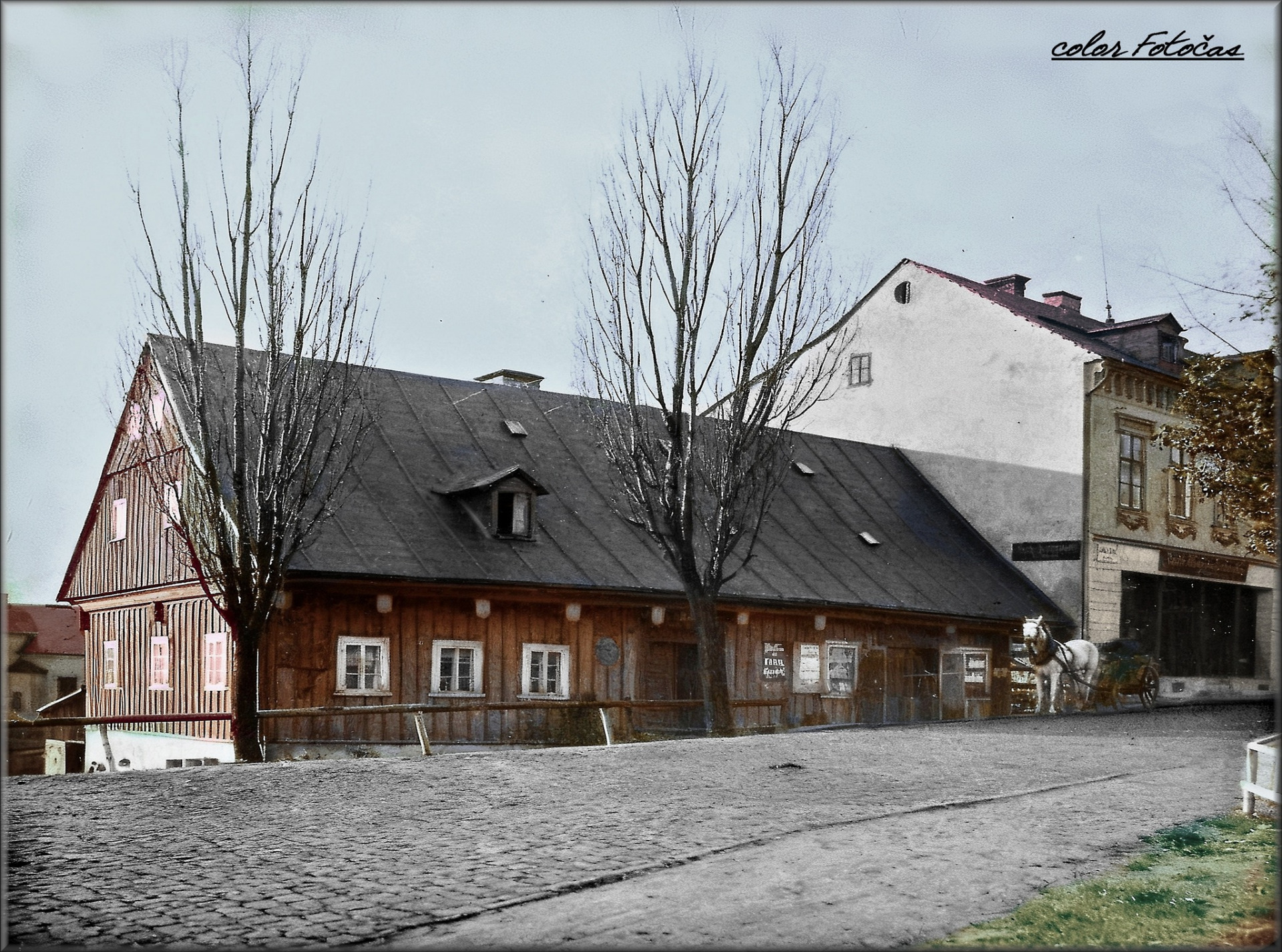 Dnešní Anenské náměstí /foto z r. 1870./ Kaiser Josef Platz / dnešní Dukelské nám. / - Fischerdresler čp. 2 - později starý Feixův dům . "U Žantů" - jeden z původních domů starého Jablonce ze 17. stol. 👍🙂 color Fotočas
