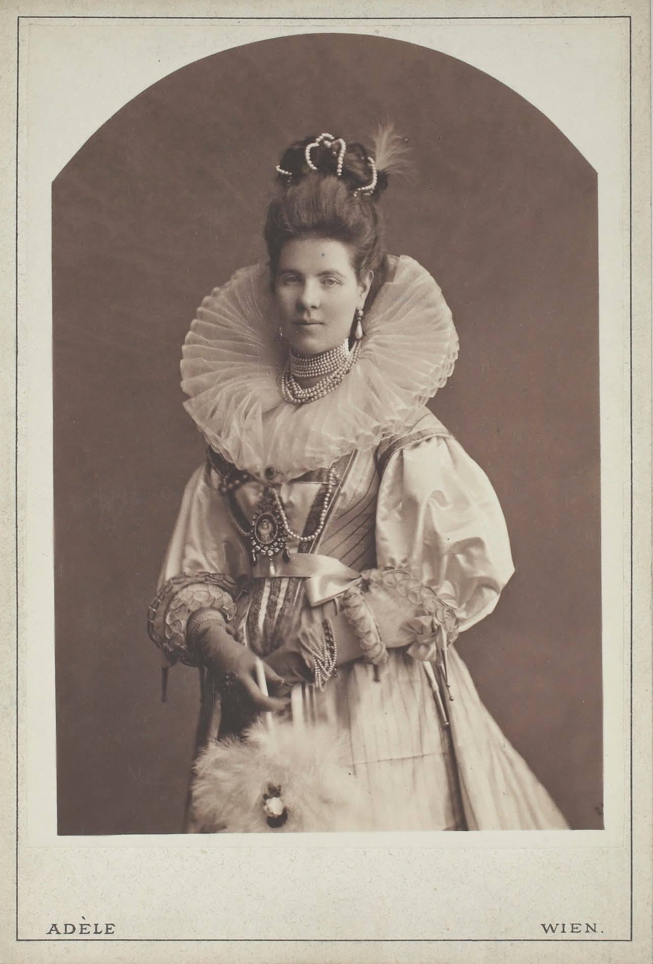 Eduardine, hraběnka Khevenhüller-Metsch, rozená Clam-Gallas (1851–1925), manželka rytíře, kapitána a politika Johanna Carla, knížete von Khevenhüller-Metsch (1839–1905), v kostýmu pro Makartův slavnostní průvod. Zdroj: Adele Perlmutter (Atelier Adèle) (photo studio), Eduardine Gräfin Khevenhüller-Metsch, geb. Clam-Gallas (1851-1925), Frau von Johann Carl Fürst von Khevenhüller-Metsch (1839-1905), Rittmeister, Politiker, im Kostüm zum Niederländischen Fest 1879, 1879, Wien Museum Inv.-Nr. 49804/141, CC0