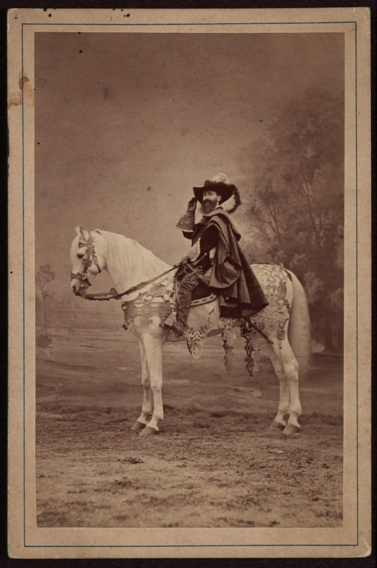 Malíř Hans Makart (1840–1884) na bílém koni při slavnostním průvodu.  Zdroj: Victor [auch: Viktor] Angerer (Photographer), Hans Makart (1840-1884), Maler, zu Pferde beim Festzug 1879, Gruppe "Künstler", 1879, Wien Museum Inv.-Nr. 47246, CC0 (