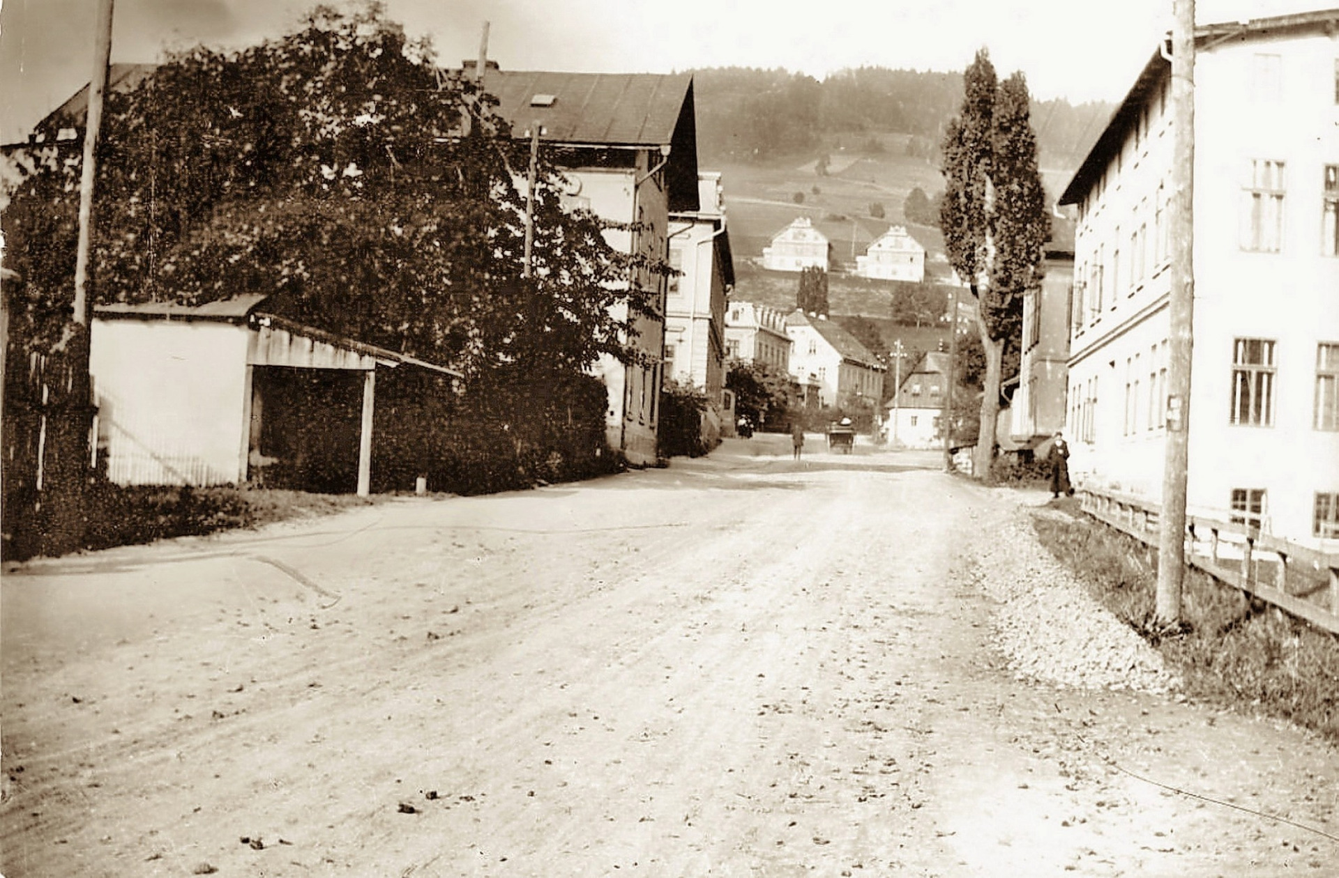 Desná cca 1908 V pozadí je vidět hotel Sklář a ve stráni dva ze sedmi domů - tzv. SEDMIDOMKY které v roce 1905 dal pro své dělníky postavit Wilhelm Riedel. (archiv J.Peterka)