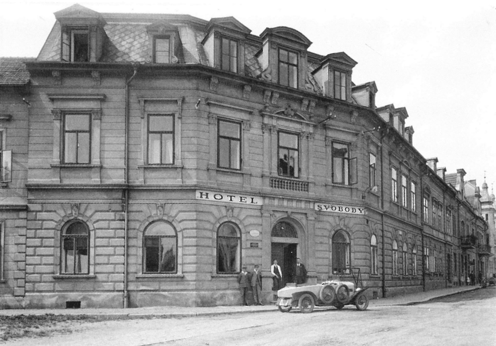 ČTVRTEČNÍ HISTORICKÁ FOTOGRAFIE 📷📸📷 Dnes pro vás máme historickou fotografii, která zachycuje dům č.p. 77 v Husově ulici, kde za první republiky fungoval hotel pana Svobody. Byl vystavěn roku 1906. V současnosti se zde nachází Středisko pro volný čas dětí a mládeže Žlutá ponorka. Zdroj: Z Velkého Turnova - David Marek