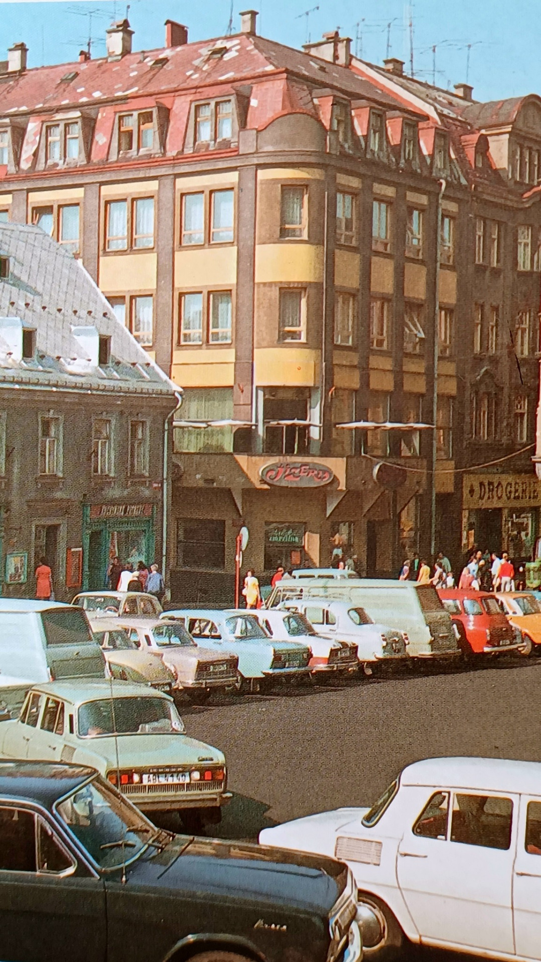 Jablonec a okénko v Jizeře s vyhlášenou zmrzlinou. Foto z roku 1975. Taky jsem tam po škole chodila na obloženou housku, džus, čokoládový pohár nebo zmrzku z okénka. Ale ta budova byla v žalostném stavu. Dnes je krásně opravená, ale škoda, že už do ní nejde zajít na něco dobrého. (autor příspěvku Iveta Mowaldová)