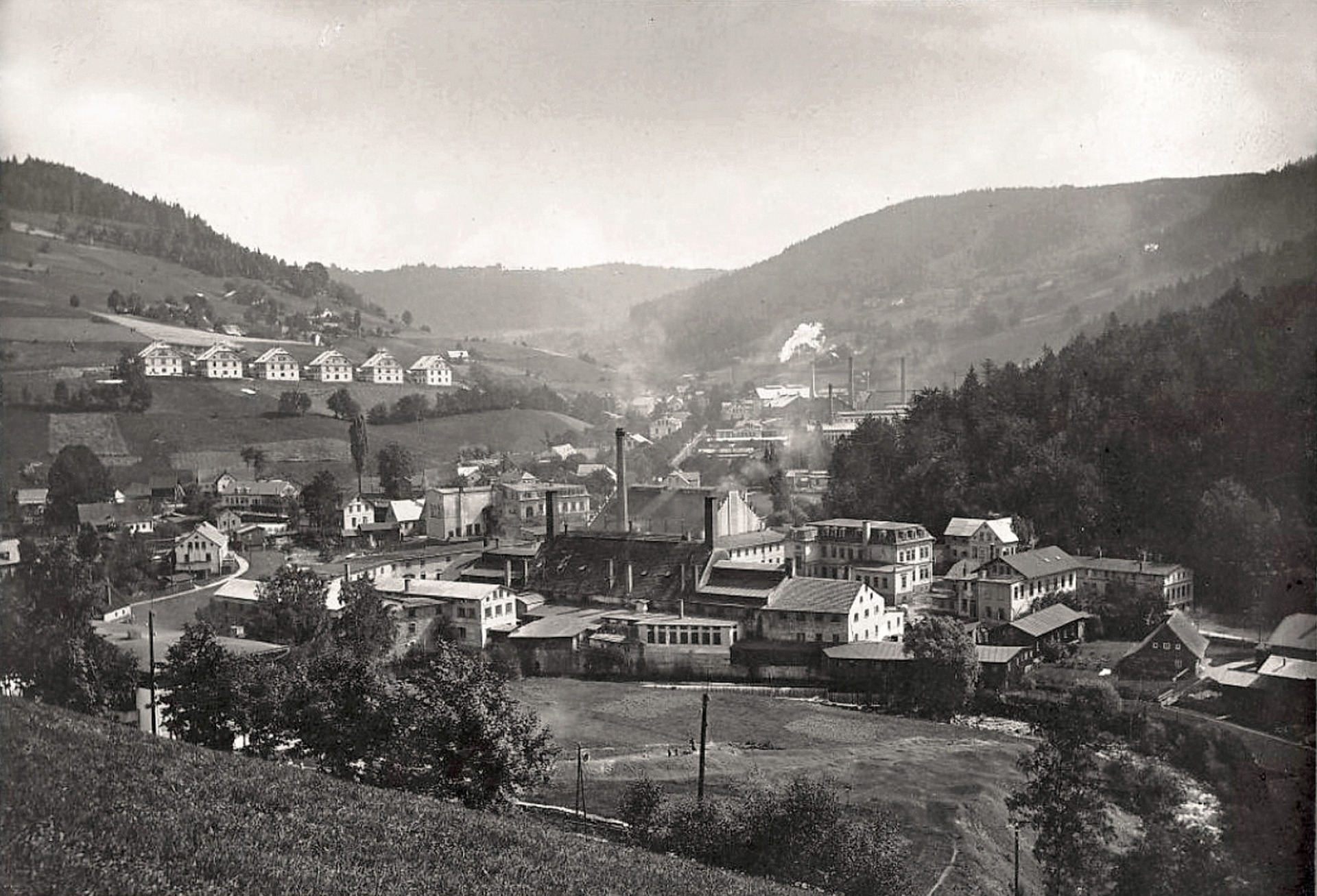 Riedlovy sklárny v Desné Fotografie z období kolem roku 1905 zobrazuje srdce sklářské prvovýroby v Jizerských horách, hutě v Dolním Polubném . (archiv J.Peterka)