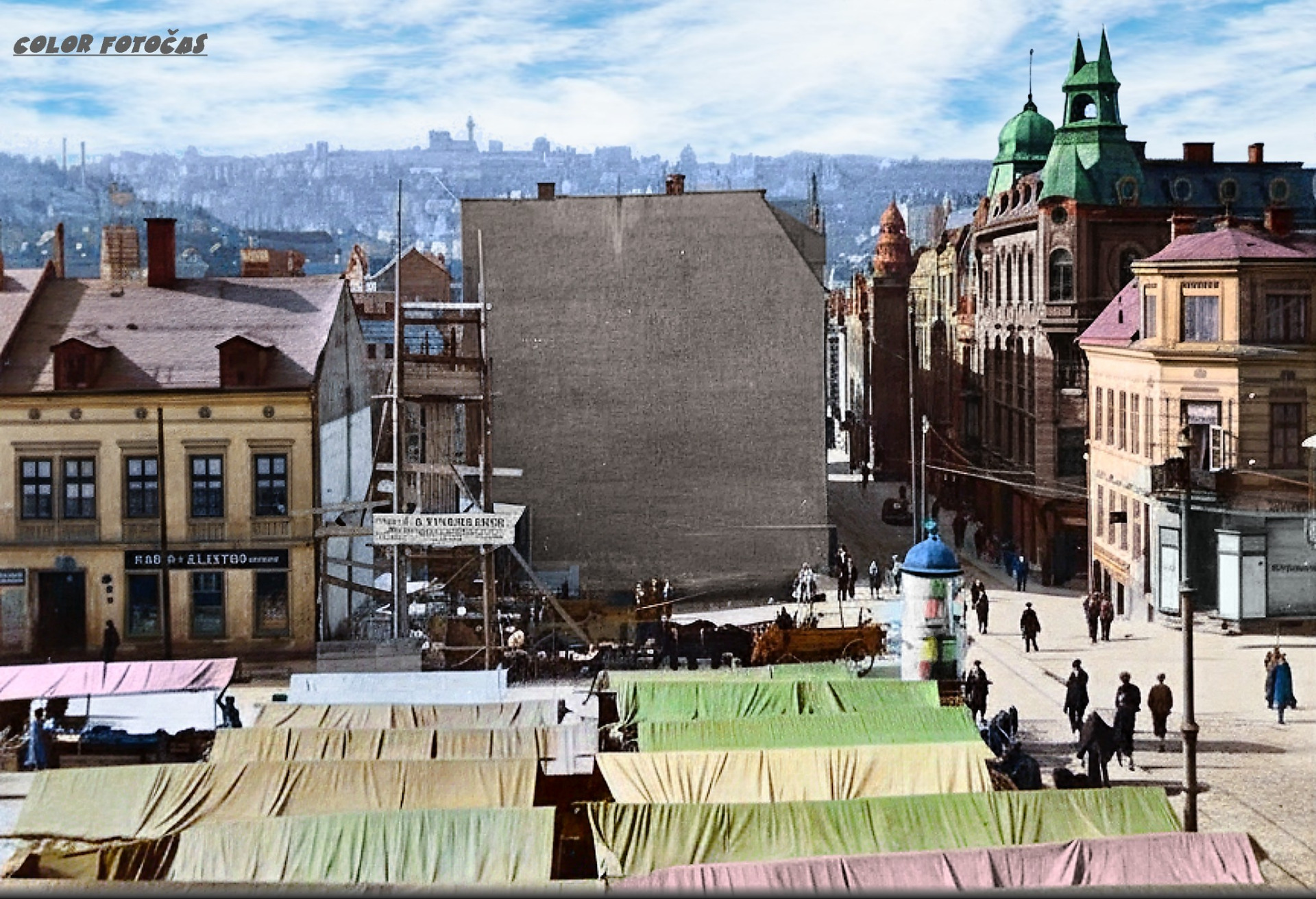 Neuer Markt /Švermov nám./ Týdenní trh - obr. z roku cca 1904 . Tří podlažní budova na rohu Rathausgasse původně "Pamulus - Haus""  color Fotočas Mirek