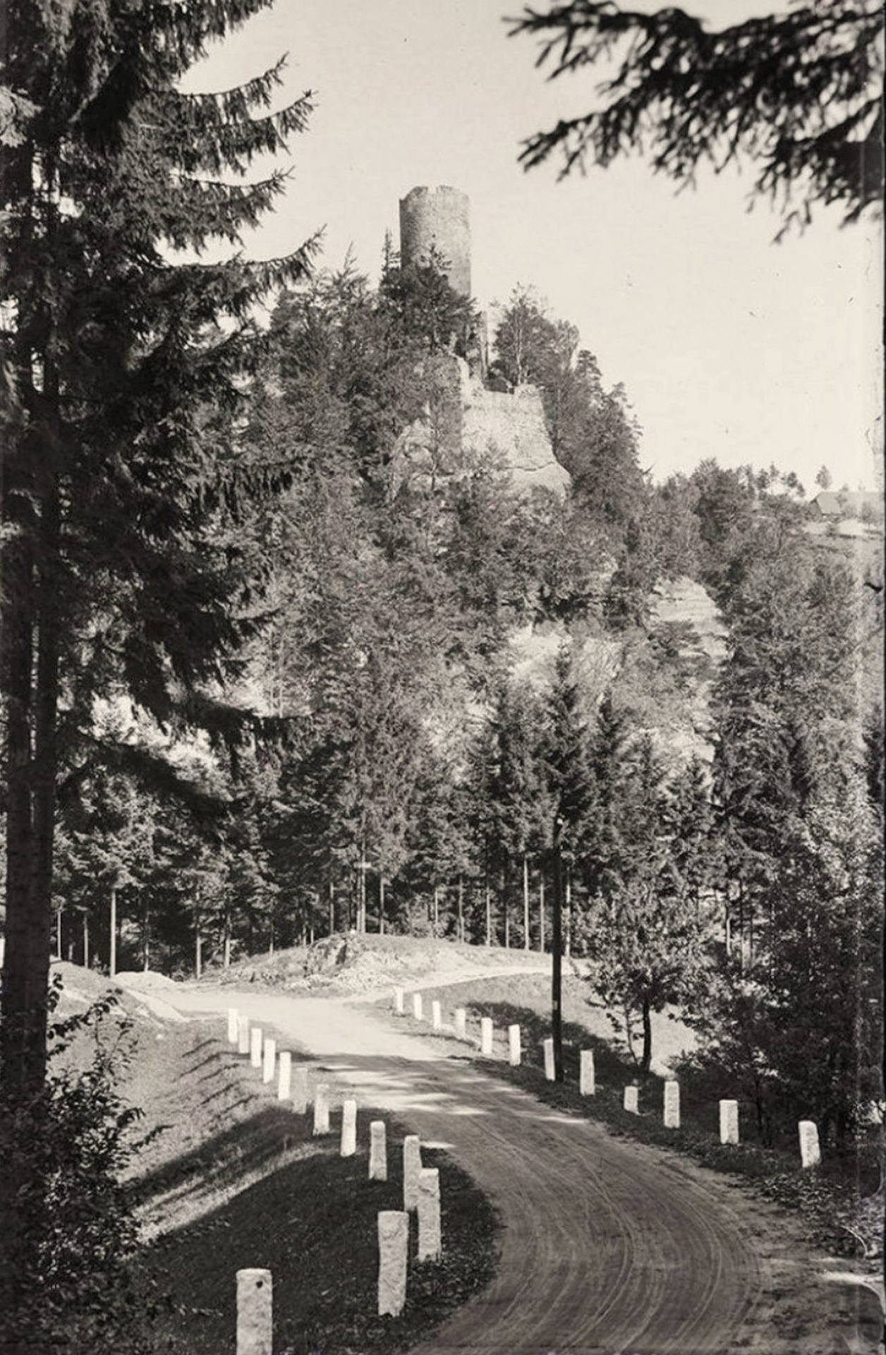 Zřícenina hradu Frýdštejn-cca 1945 Hrad Frýdštejn z poloviny čtrnáctého století je velmi pěkná romantická zřícenina skalního hradu ležící na strmém pískovcovém hřebenu poblíž stejnojmenné obce v okrese Jablonec nad Nisou. Dominantou hradu je velká hradní věž, ze které je pěkný výhled. Hrad můžete znát také z pohádky O Jasněnce a létajícím ševci. (archiv Jiří Peterka)