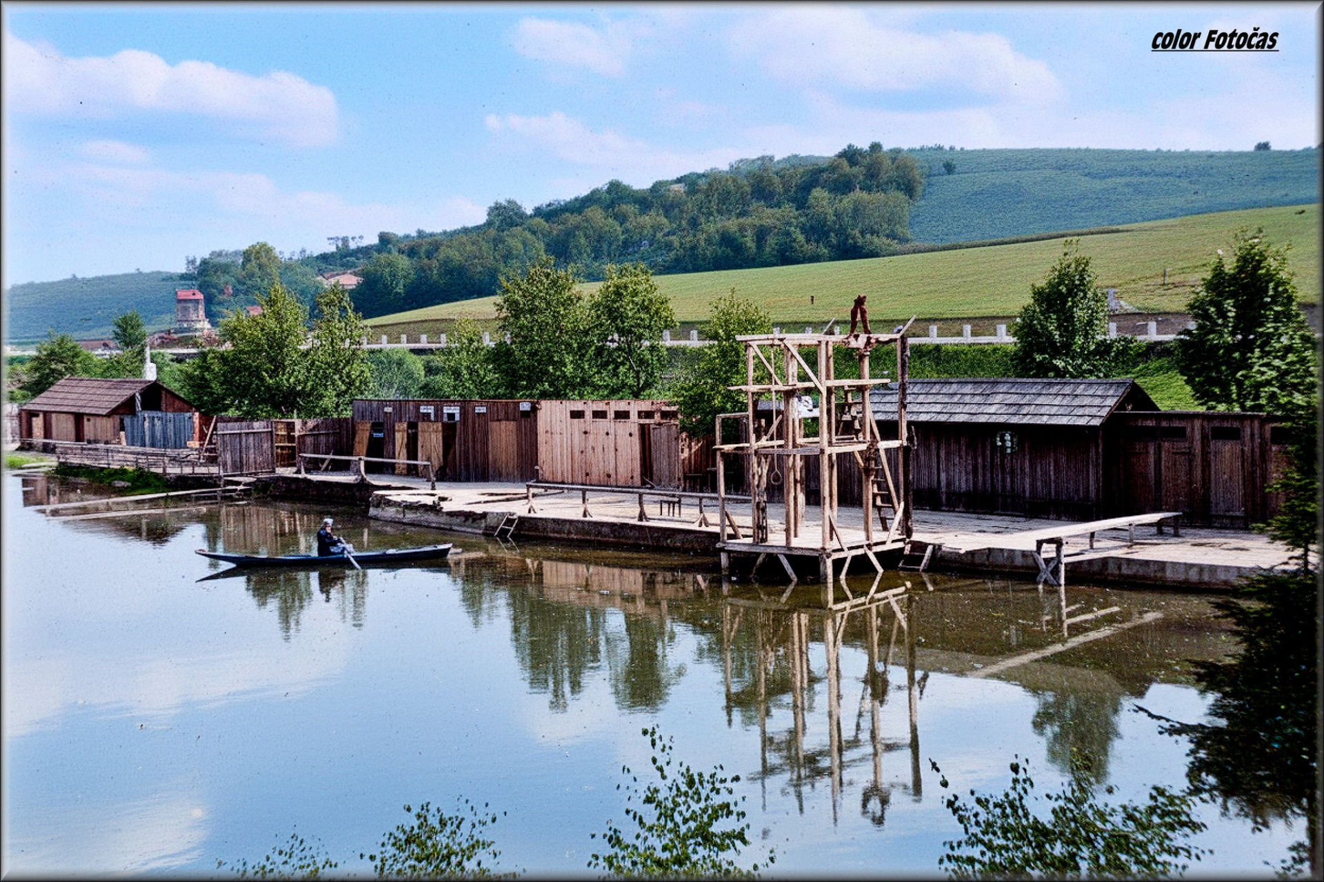 Rýnovické koupaliště v místě zv. 'Peklo' – vedle koupaliště tehdejší Bezirksstrasse/Tovární ulice/. Na horní části svahu okolo roku 1900 zřízen nový hřbitov .  color Fotočas Mirek