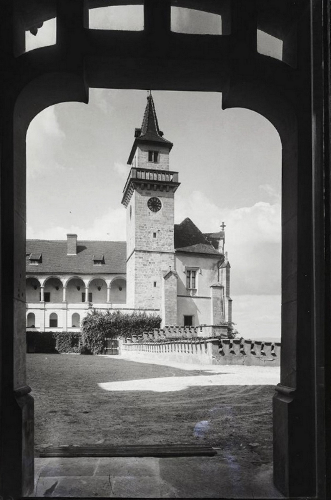 Zámek Hrubá skála-1945 Zámek Hrubá Skála patří mezi hlavní dominanty Českého ráje. Zámek se pne na skupině skalních věží, nacházejících se šest kilometrů na jihovýchod od města Turnov. Skaliska, sahající až do výšky šedesáti metrů, najdete nad údolím říčky Libuňky, ležící v krajině mezi hradem Trosky a hradem Valdštejn. Začátkem čtrnáctého století založil Hynek z Valdštejna hrad Skály, tomu se v pozdější době začalo říkat Hrubá Skála, aby došlo k odlišení od blízké Malé Skály nad Jizerou. Skalní hrad byl postaven tak, aby mohl využívat přírodní podmínky k obraně a místo bylo vybráno velmi dobře, aby se v tehdejší době dostatečně ubránil. Umožňoval rovněž skvělý výhled na severní část od Ještědu na Kozákov a dál do krajiny. (archiv J.Peterka)