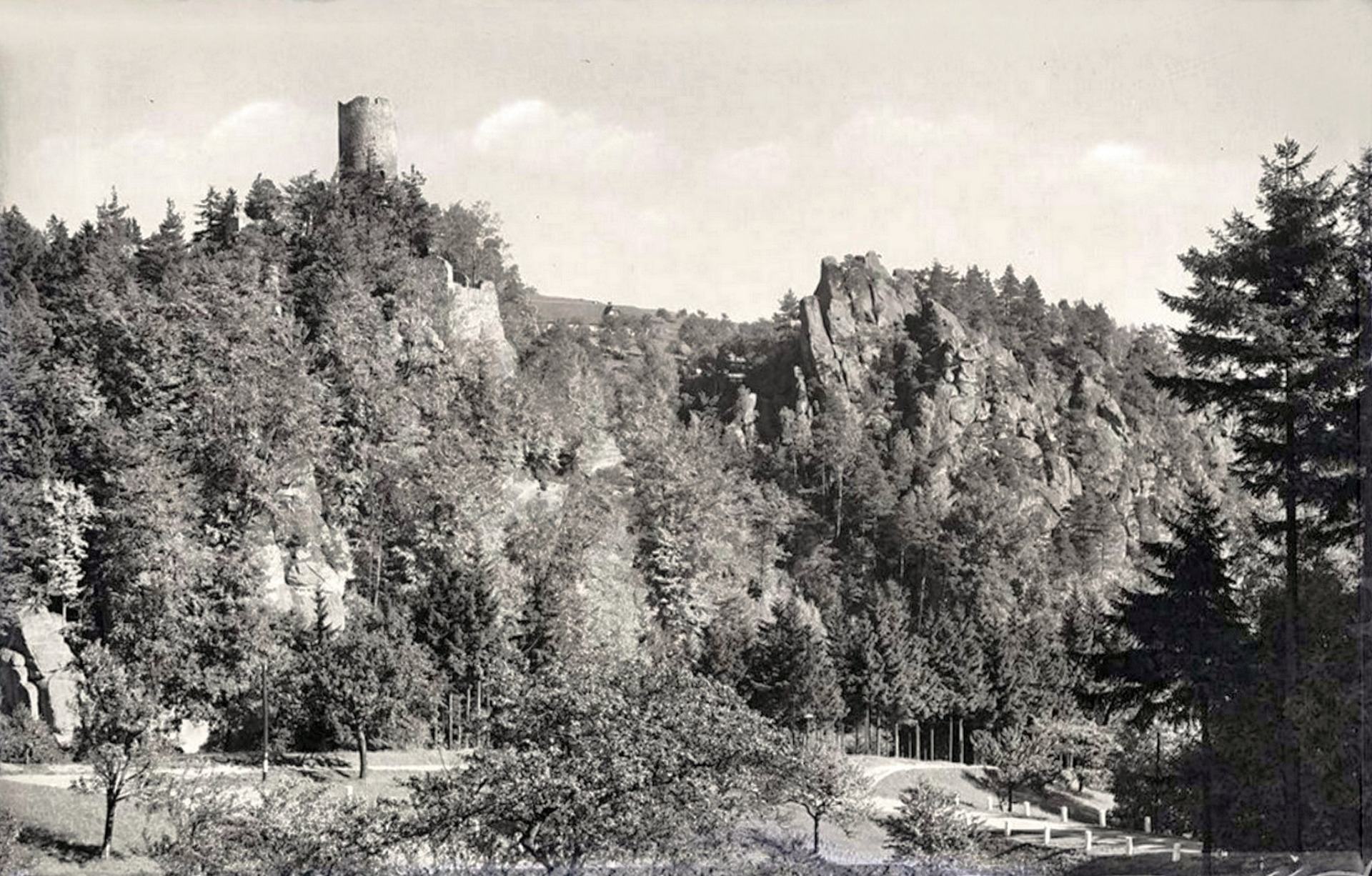 Zřícenina hradu Frýdštejn-cca 1945 (archiv J.Peterka)