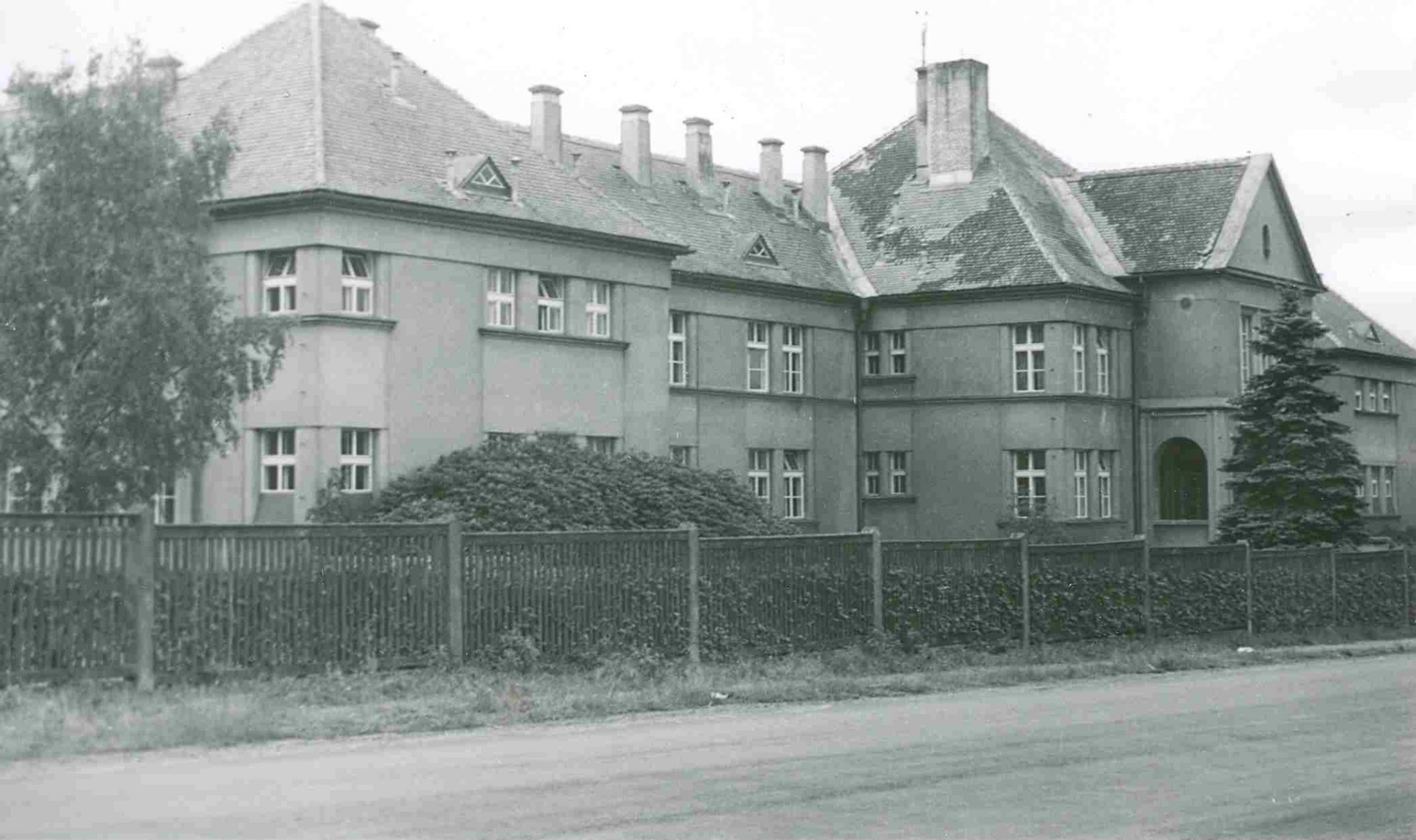  (archiv Enjoy Frýdlant) Novoměstská 1065 dříve poliklinika dnes dům pro důchodce....vzadu pod stromy byla márnice.... na dnešním zadním parkovišti stála budova pro ležáky.... (komentář Arnošt Treml)