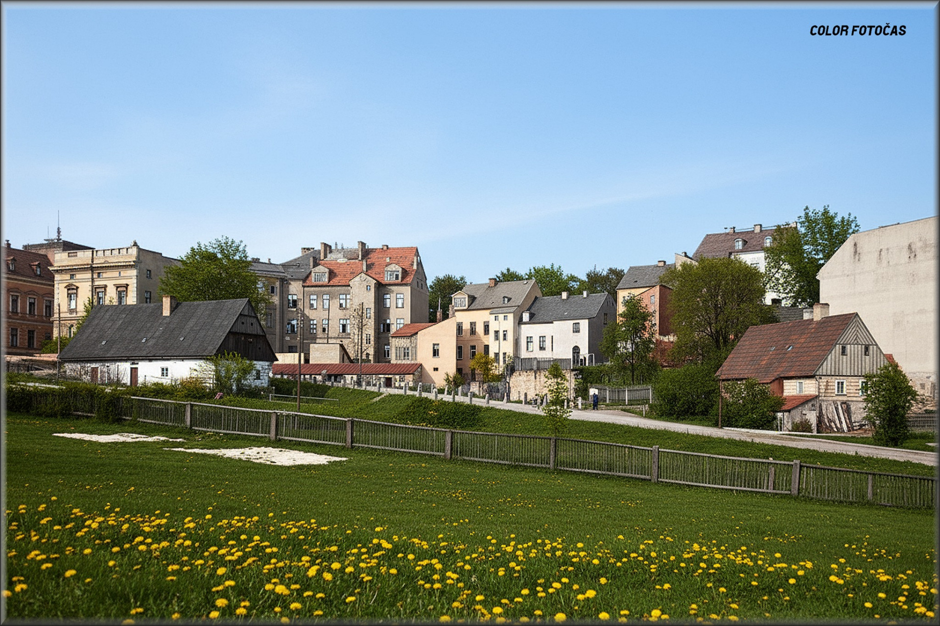 Tehdejší Poststrasse/nyní Leninova/– vlevo na místě dnešního divadla stál starý původní domek čp. 38, zv. „Bäckwenz-Haus“."  color Fotočas 😁