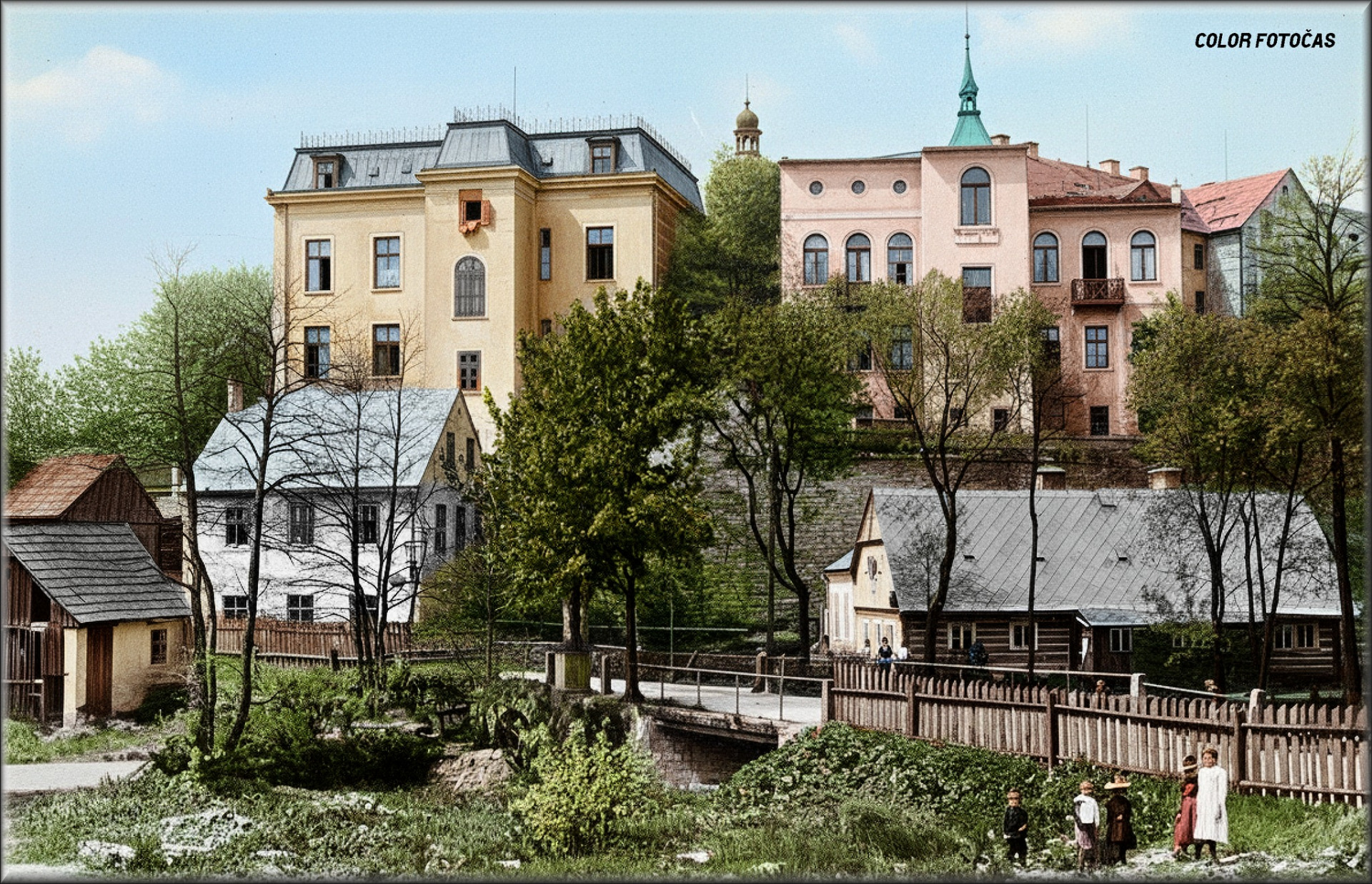 Prostor pod židovskou synagogou - vpředu Gerbergasse /nyní Lipanská ul./ s mostem přes Nisu - za mostem socha sv. Jana Nepomuckého . Zcela vpravo mimo záběr prostor budoucího autobusového nádraží.  color Fotočas Mirek
