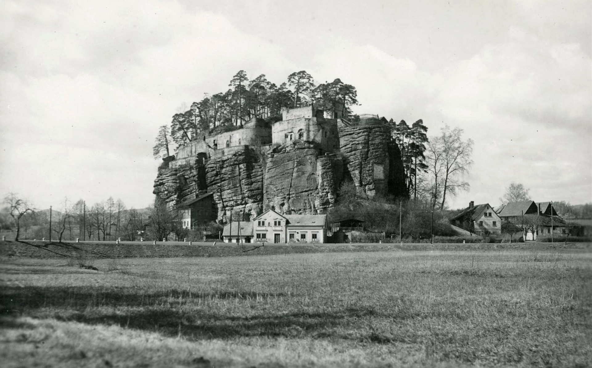 Skalní hrad Sloup v Čechách-1943 (arcchiv J.Peterka)