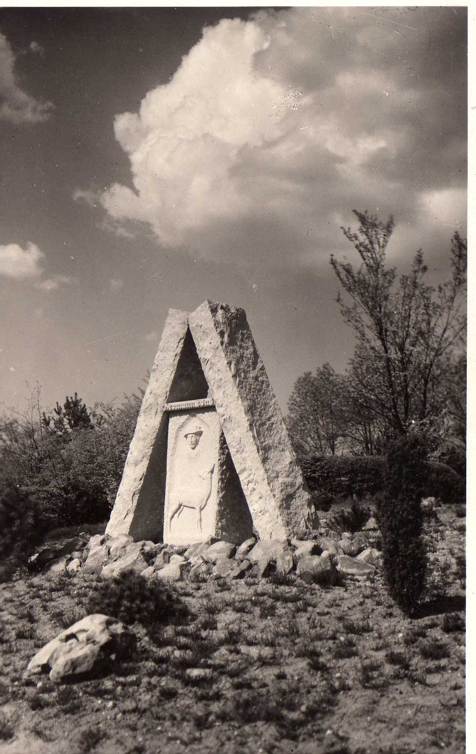Před 92 lety, 17.9.1933 byl z popudu myslivecké sdružení v parku odhalen památník spisovatele Hermanna Lönse s motivem srnce. Byl spisovatelem zálesáckých příběhů a byl nazýván také jako básník vřesovišť nebo pěvec z Land. Okolí pomníku bylo upraveno do podoby vřesoviště. Původně bylo na pomníku moto „Eine Waffe - ein Ziel!”, tedy „Jedna zbraň - jeden cíl”. Nápis společně s tváří postavy byly odsekány v roce 1945, díky čemuž zbytek pomníku přečkal až do dnešních dnů.… (autor příspěvku Českolipské obrázky)