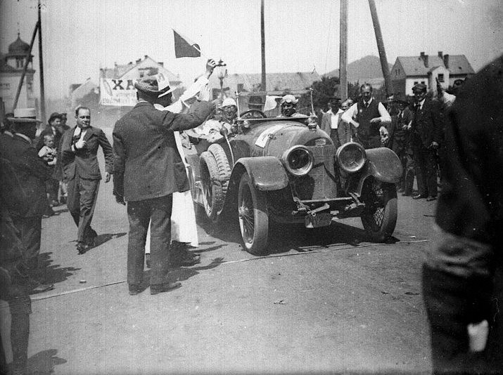 automobilová akce z 30 let. Auta dojížděla do prostoru dnešního areálu Lokomotivy v ulici 5. května. Snímek je kousek za železničním přejezdem (dnes už jen kolejnice). Vlevo dům s věžičkou u vjezdu na autobusák a vpravo ještě samozřejmě není panelák a tak je vidět dům v Lipové ulici a Špičák v pozadí. Automobily a motocykly v areálu dnešní Lokomotivy absolvovaly jízdy zručnosti a podobné disciplíny. Jistě to byla podobná atrakce, jako dnes Speed festival. Jen nebylo paralyzované celé centrum města na několik dní. (zdroj: Českolipské obrázky)