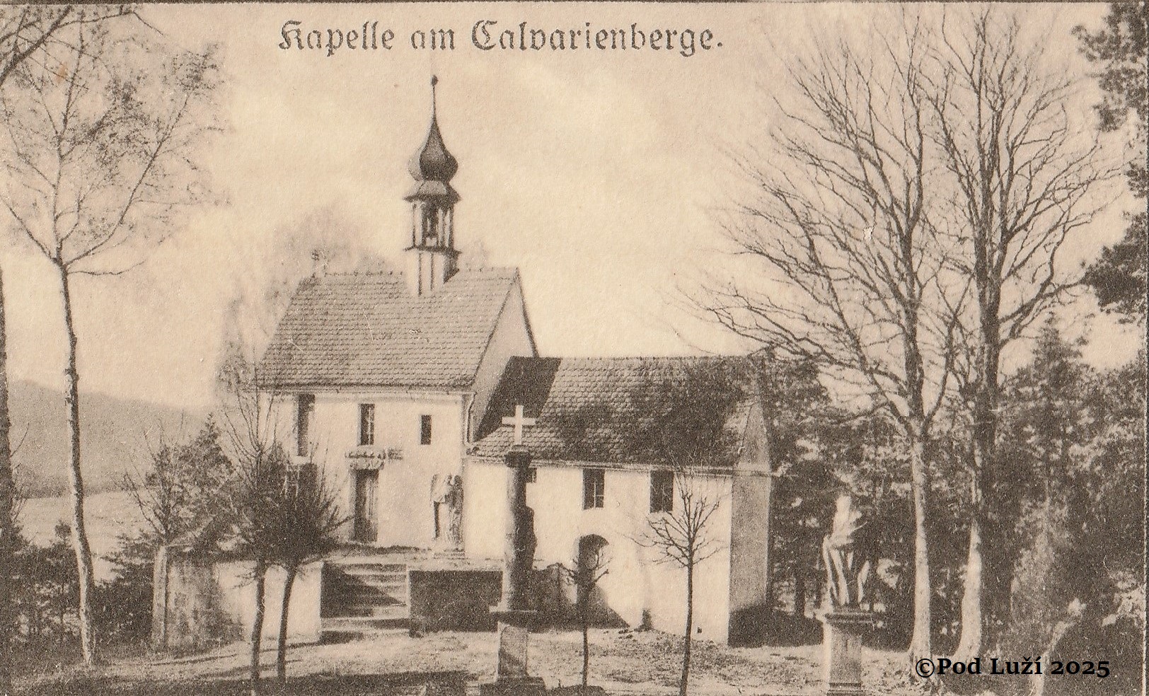 Výřez pohlednice z roku 1925, zachycující původní podobu kaple na Kalvárii. Areál poutního místa v té době doplňovaly sochy Panny Marie Bolestné (vpravo), sloup se sochou bičovaného Krista (uprostřed se světlým křížem nahoře) a pak socha jakéhosi anděla, stojící vpravo od schodiště (zhruba na místě dnešního dřevěného kříže). Zatímco u prvních dvou soch známe jejich původ i poválečný osud, u anděla bohužel nevíme nic.