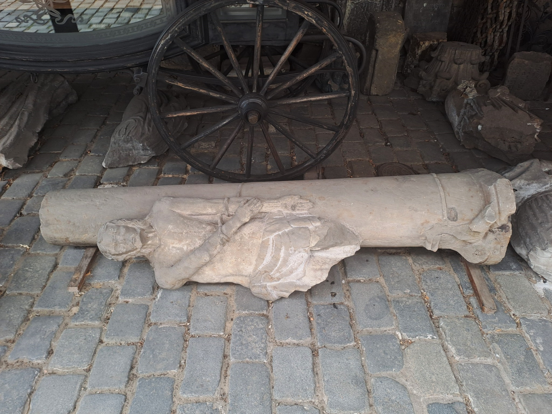 Jak asi víte, poválečné dějiny bohužel nebyly pro církevní památky (nejen) v našem kraji šťastným obdobím. Socha z roku 1697 byla povalena, přišla o nohy i vrcholovou hlavici s křížem a dlouho ležela v trávě vedle pustnoucího kostelíku. V roce 1973 byla přesunuta do sbírek Vlastivědného muzea v České Lípě, kde ji můžeme nalézt dodnes mezi fragmenty jiných kamenných památek z regionu.