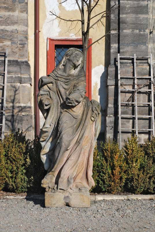 Torzo sochy Panny Marie Bolestné z roku 1745. Ani tohle skvělé, barokně rozevláté dílo neušlo zhovadilosti neznámých vandalů. Dnes také odpočívá v areálu českolipského muzea. Na Kalvárii se už nevrátí, ale aspoň je na důstojném místě, kde jí nikdo neubližuje.  Foto převzato ze stránek Národního památkového ústavu