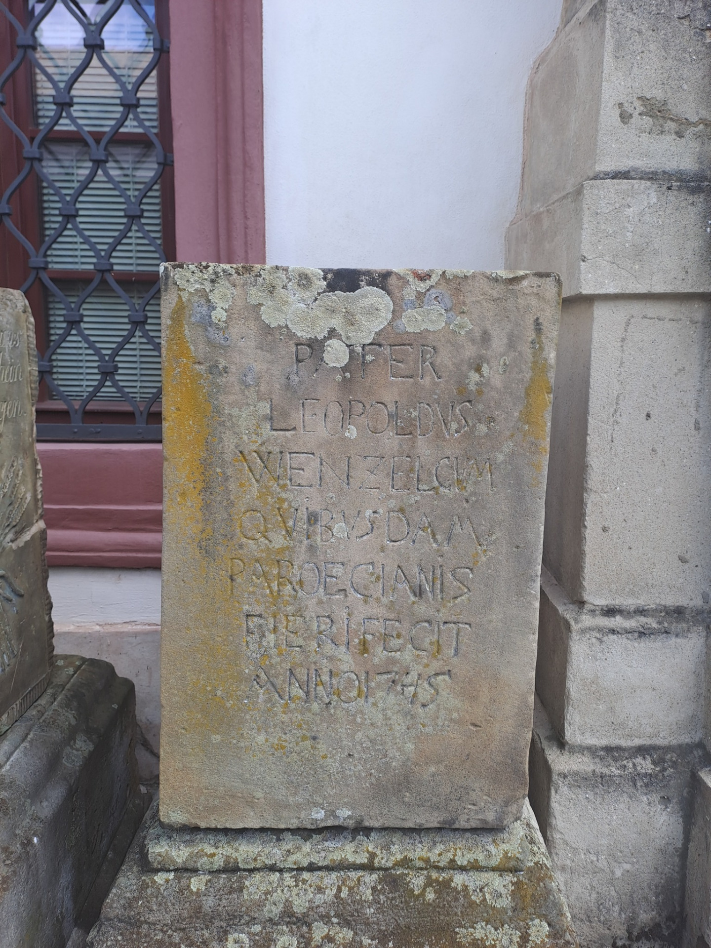 Sokl, na němž socha Panny Marie stála. Latinský nápis hlásá, že sochu nechal postavit páter Leopold Wenzel s několika farníky roku 1745. Původně stála i se sloupem na úpatí Kalvárie a na vrchol byla přesunuta v polovině 19. století. Pokud chcete vidět sochy naživo, tak máte ideální příležitost! Českolipské muzeum má až do neděle 21.9. dobrovolné vstupné na veškeré expozice😮(ale běžná cena taky není závratná)