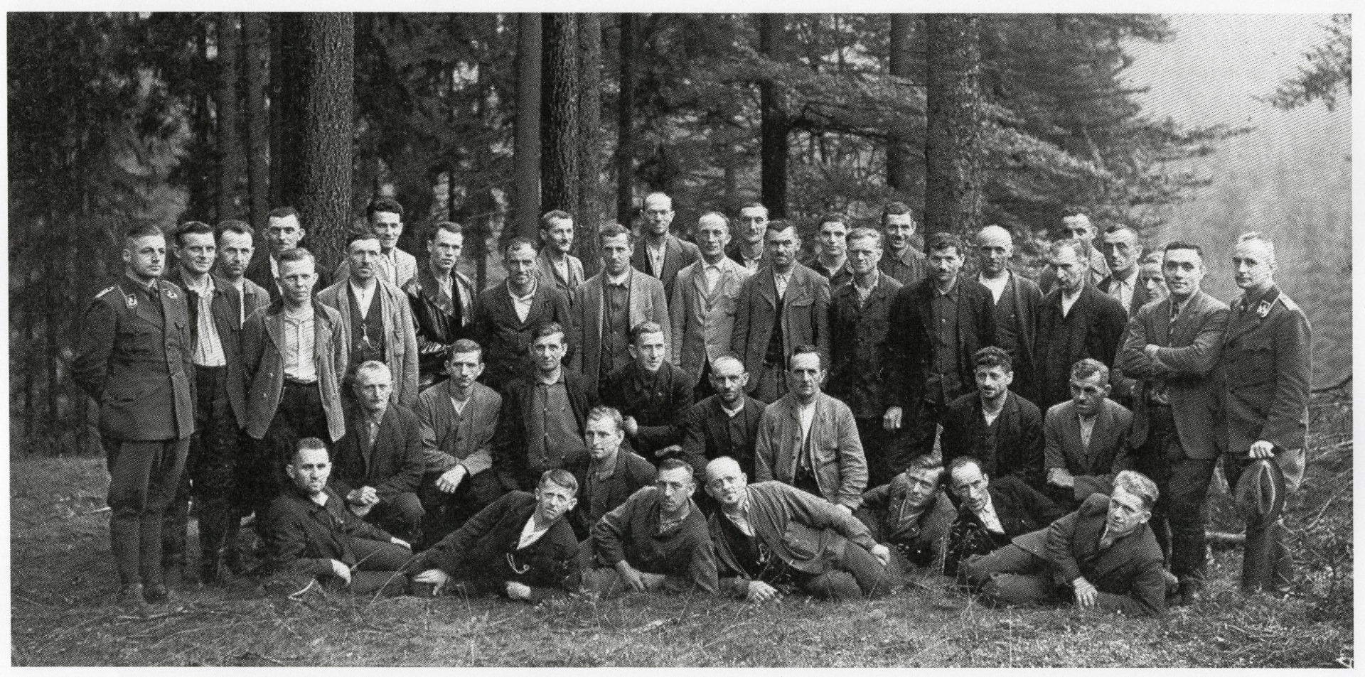 Lesní dělníci celého cvikovského okresu, úplně vlevo a vpravo pravděpodobně zdejší revírníci, cca 30. léta 20. stol. (archiv J.Freier)