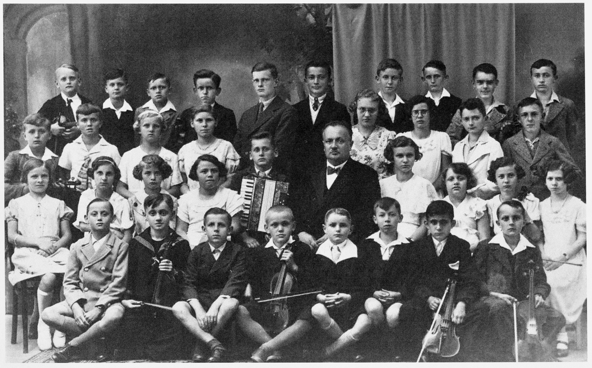 Cvikovská hudební škola - uprostřed vyučující pan Engelmann, pravděpodobně okolo roku 1930 (archiv J.Freier)