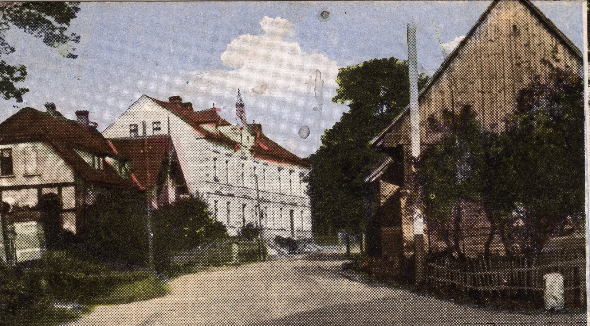 Dnes při tom počasí jen takovou náladovku. A to ze Staré Lípy. Ulice za první republiky. Vlevo restaurace, tehdy pod názvem "Zum guten quelle", tedy "U dobrého pramene". (archiv Českolipské obrázky)