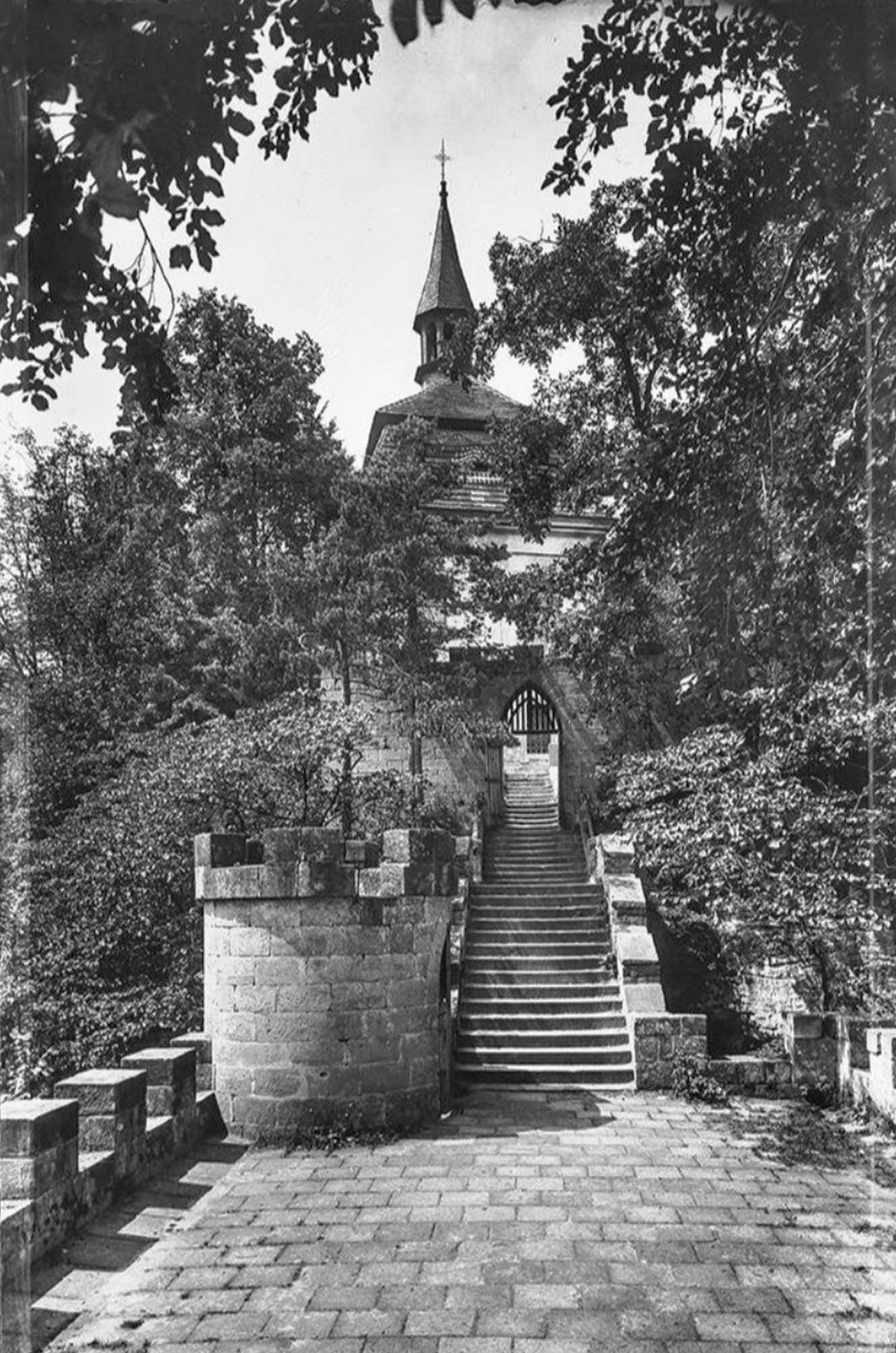 Hrad Valdštejn-1947 Zřícenina hradu v okrese Semily blízko Turnova, v oblasti Českého ráje. Rodový hrad pánů z Valdštejna pochází z druhé poloviny 13. století. Je jedním z nejstarších hradů v oblasti. (archiv J.Peterka)