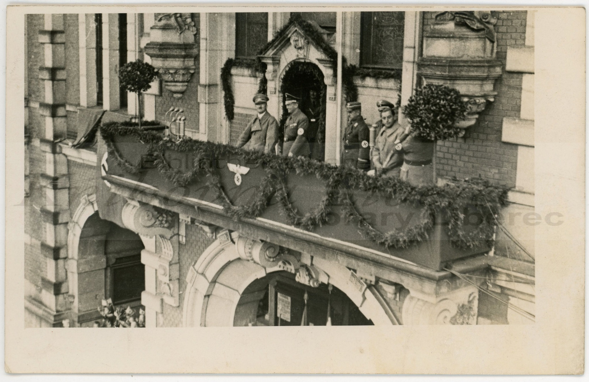 Adolf Hitler spolu s Konradem Henleinem na balkonu frýdlantské radnice. Zdroj: [Návštěva Adolfa Hitlera, Frýdlant, 6. říjen 1938]. 2. [Friedland in Böhmen]: [Gottfried Wurbs], [1938]: 