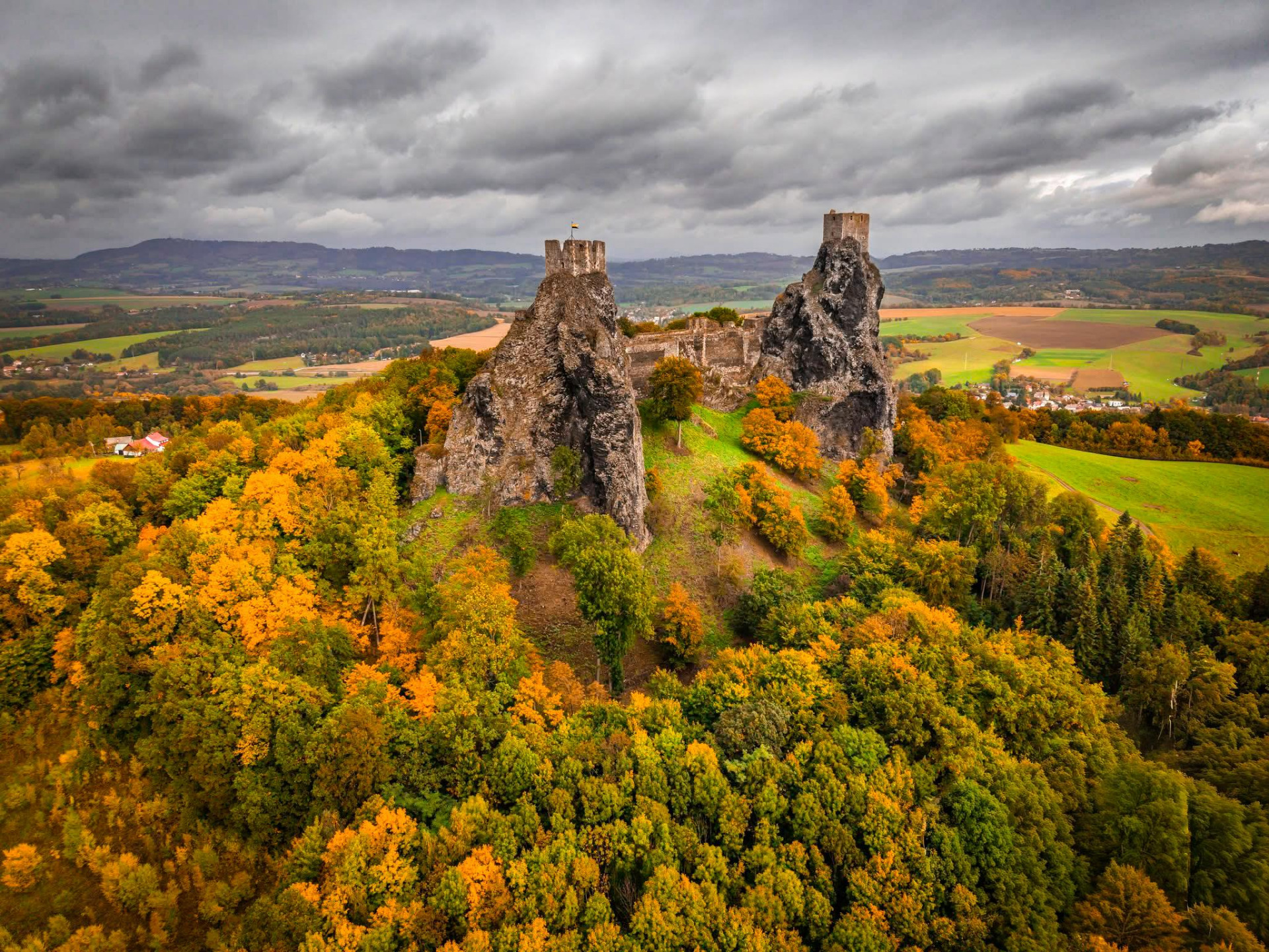 Trosky v podzimním počasí ...( 10.10.2025 foto Matyáš Gál)).
