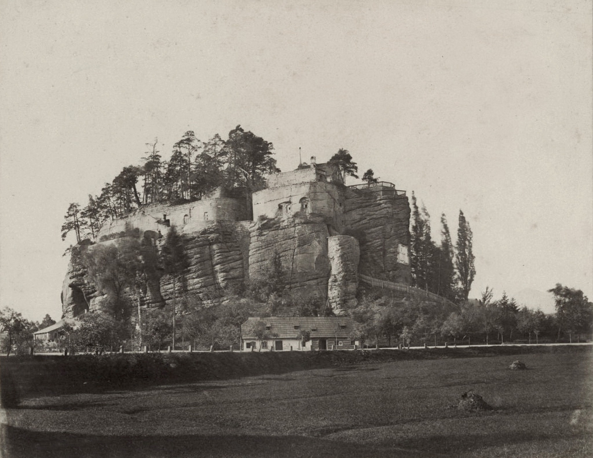 Skalní hrad a poustevna Sloup v Čechách- cca 1880 -celkem vzácný snímek.. Hrad, přestože byl roku 1445 dobyt a poškozen, se v dobrém stavu dočkal třicetileté války. Roku 1639 jej však již natrvalo vypálili a zpustošili Švédové. Dějiny hradu se však neukončily. V letech 1670 až 1785 si nepřístupné skalisko vybrali za svůj domov poustevníci. Ke svému asketickému způsobu života si postupně celou zříceninu výrazně upravili a na skalní plošině vystavěli novou kapli. K obrannému systému skalního hradu v minulosti patřil také rybník, na jehož hladinu je hezky vidět z teras v jižně orientované skalní stěně. (archiv J.Peterka)