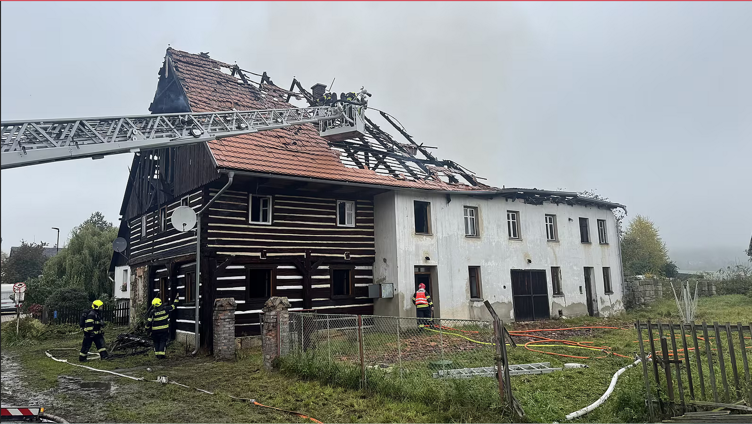 Hasiči z devíti jednotek likvidovali požár domu v Kravařích na Českolipsku. (8. října 2025) Autor: Robert Lůžek