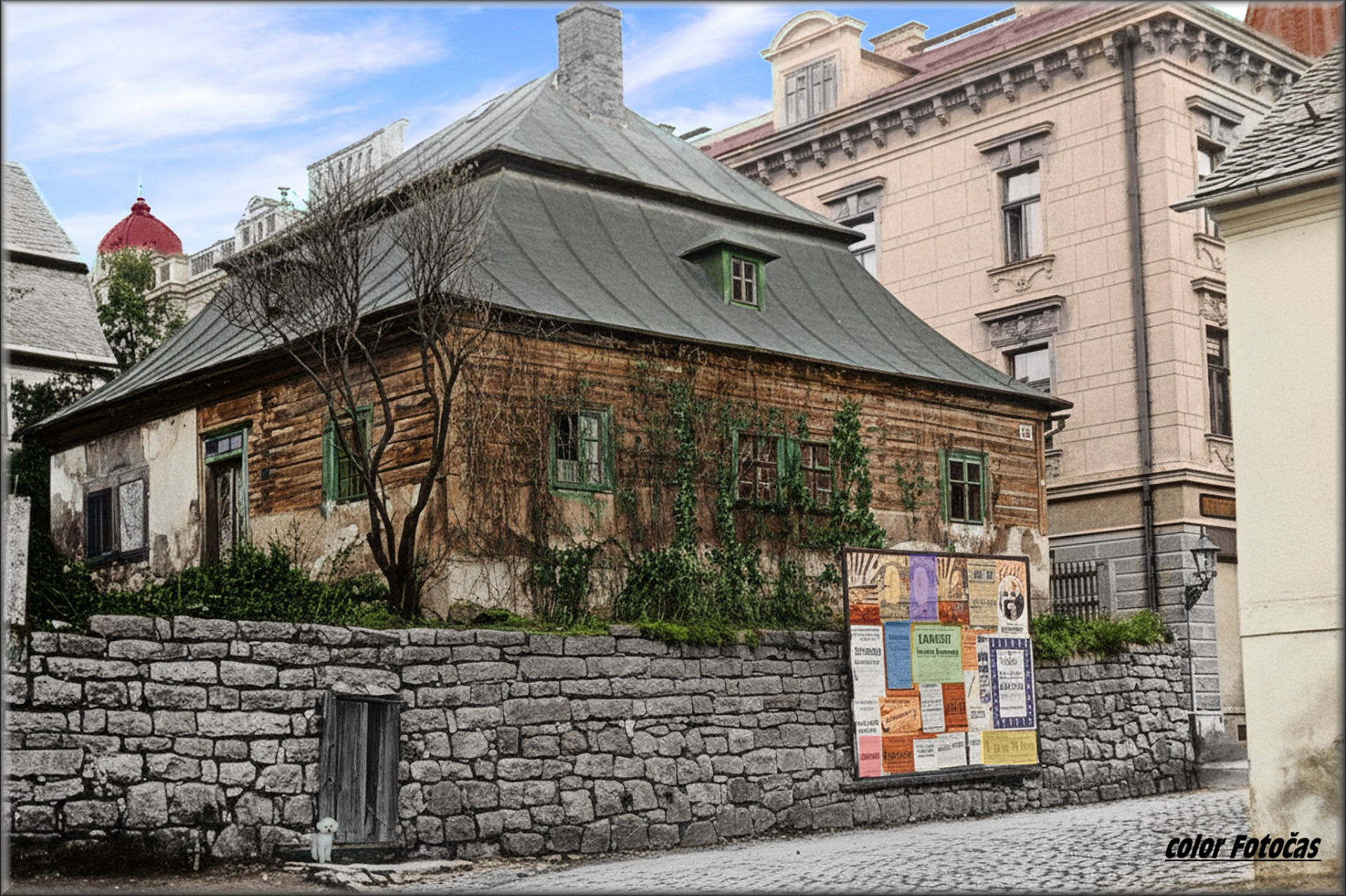 Tuchgasse/dnešní Soukenná ul./ - vlevo na vyvýšenině stará nemocnice čp. 392 z konce 18. století. Ještě v roce 1809 byl na místě této ulice starý hřbitov." color Fotočas Mirek