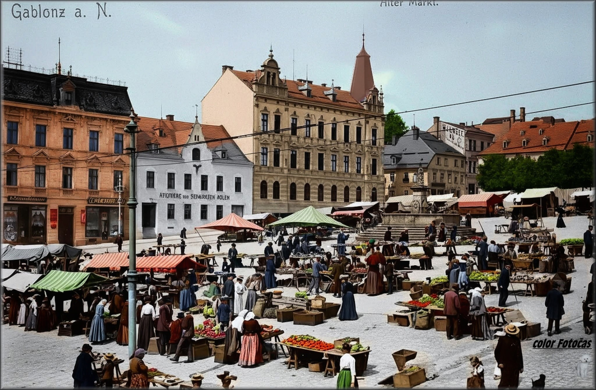1 9 0 3 Alter Markt - v době týdenního trhu, které se zde konaly od roku 1808, kdy byl Jablonec povýšen na městys a zřízeno toto náměstí - základ náměstí bylo původně "školní pole" .  color Fotočas Mirek