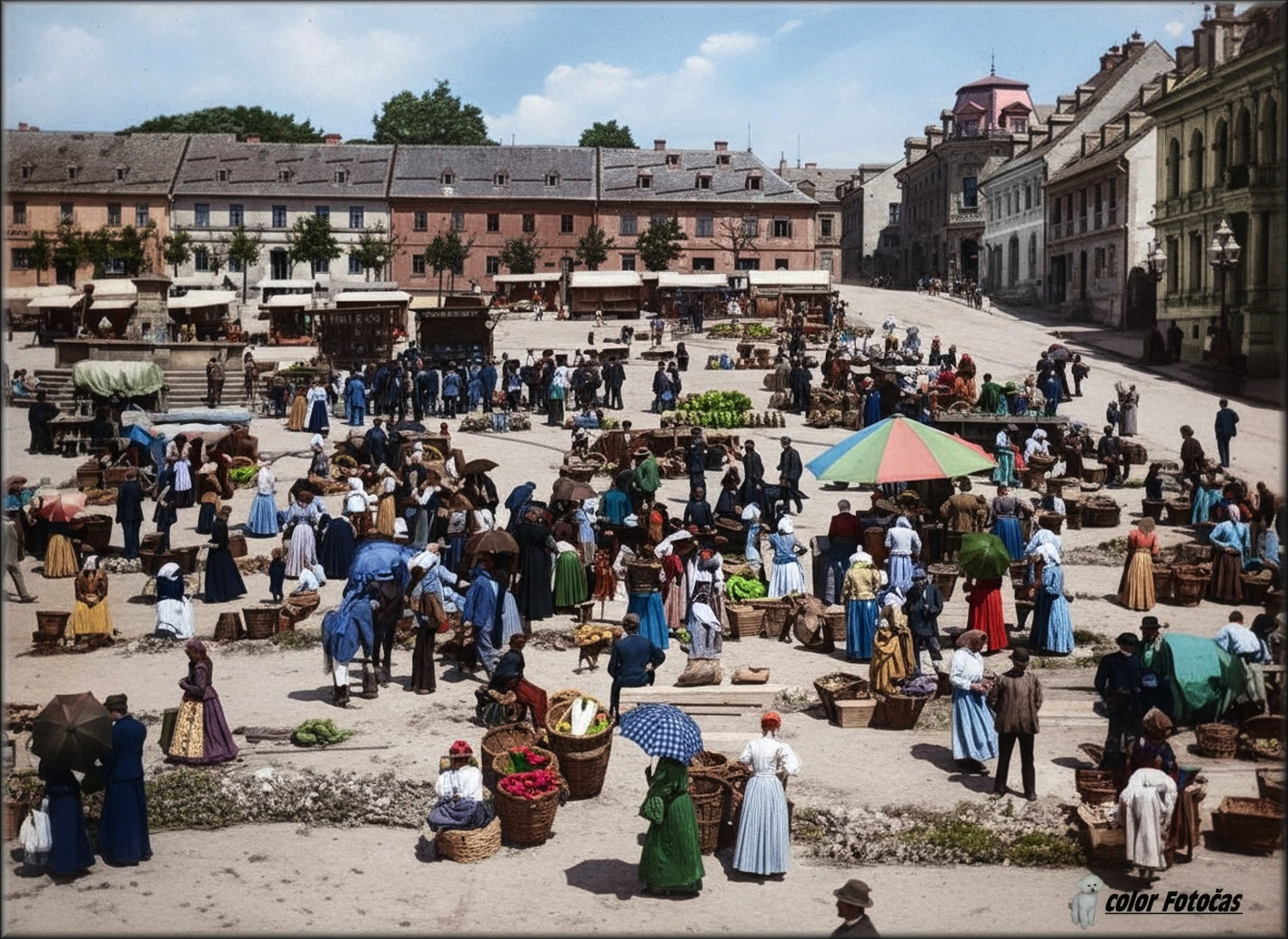 1 8 9 0 Alter Markt – týdenní trh – uprostřed náměstí socha 'Bohyně průmyslu' – jejím tvůrcem byl krásnolipský sochař Leopold Zimmer a byla roku 1870 postavena.